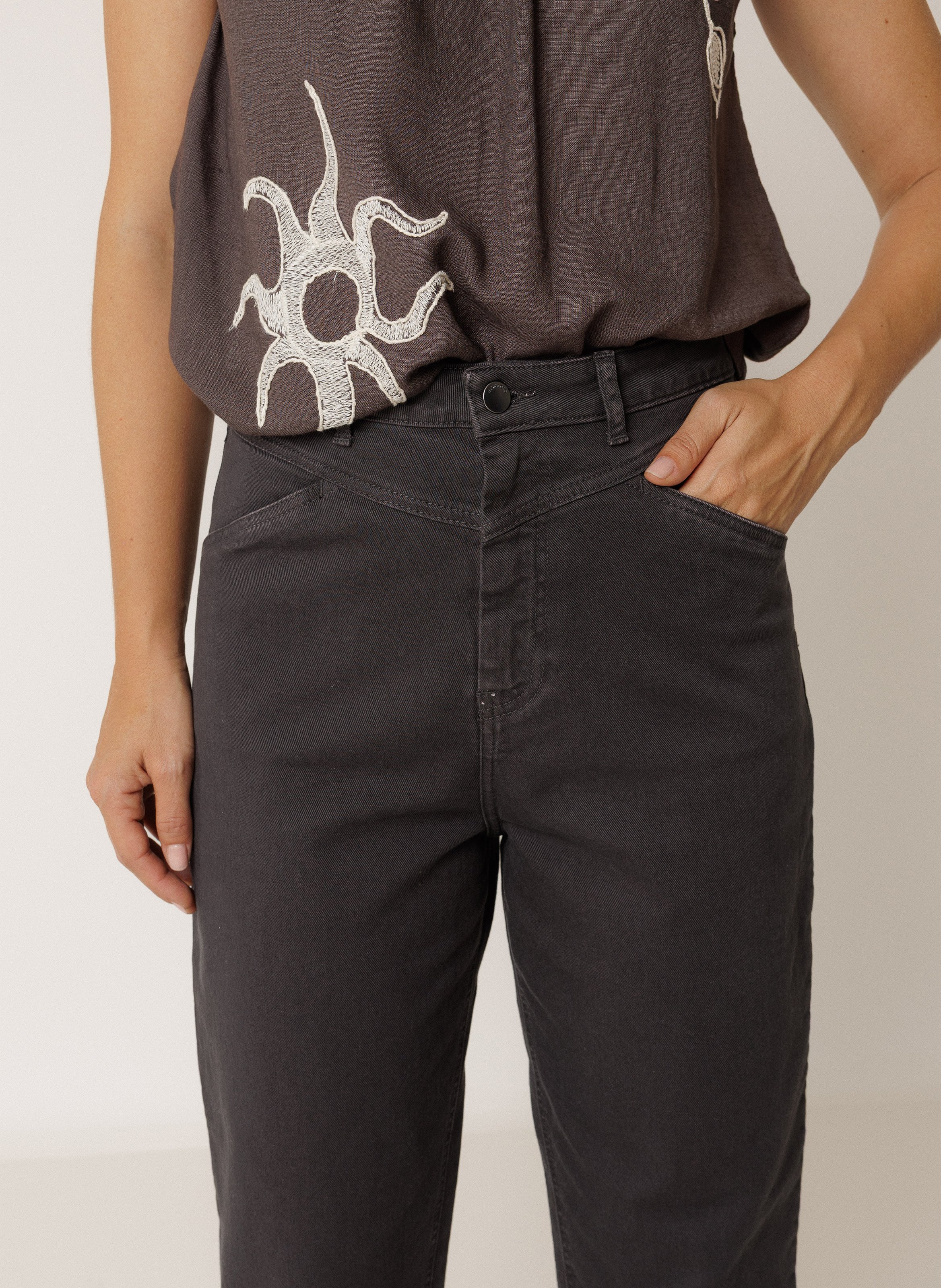 Hoch sitzende Mom-Fit-Jeans in Unifarbe INDI & COLD Grau