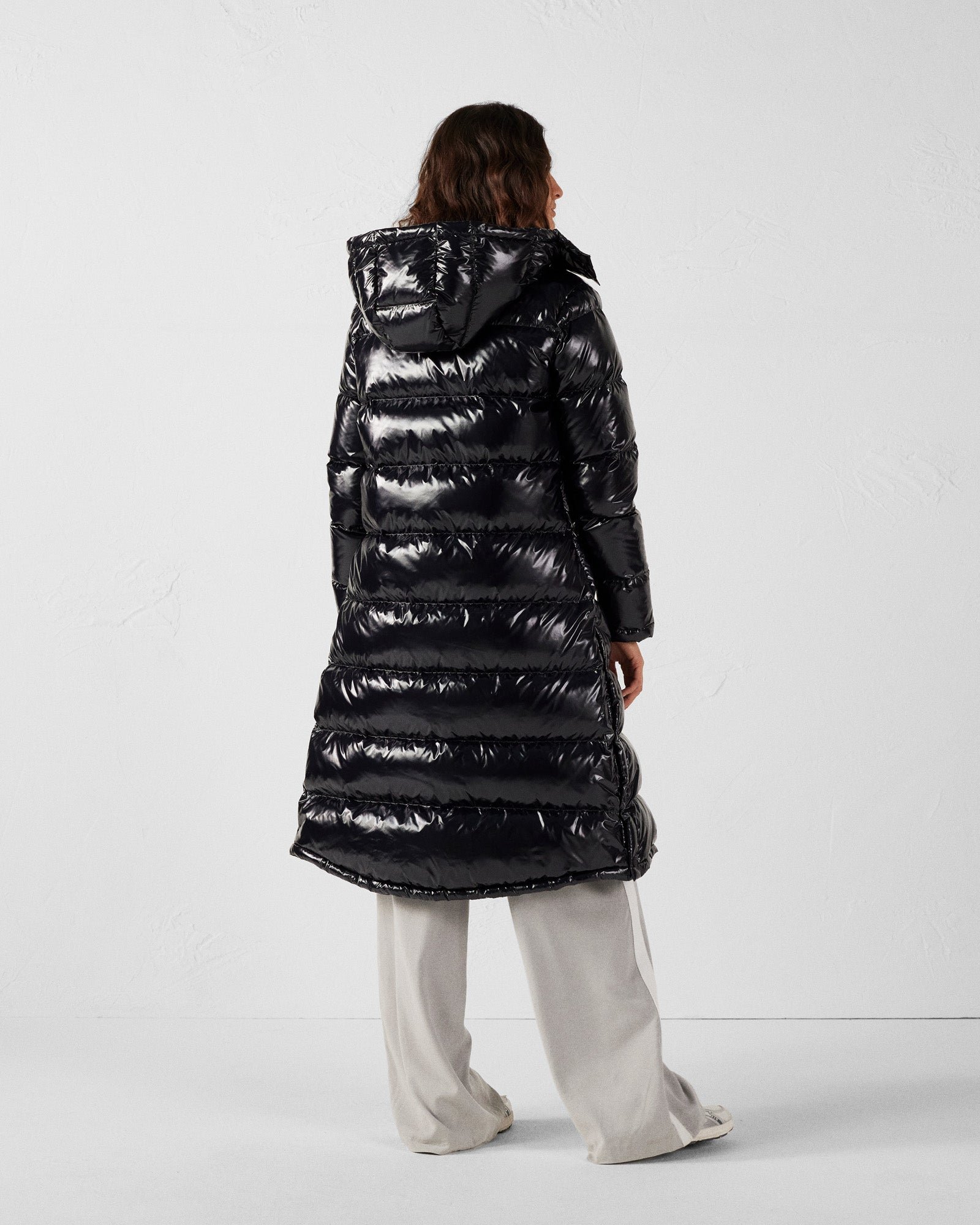 Long lacquered down jacket with hood for extreme cold Karachi JOTT Black