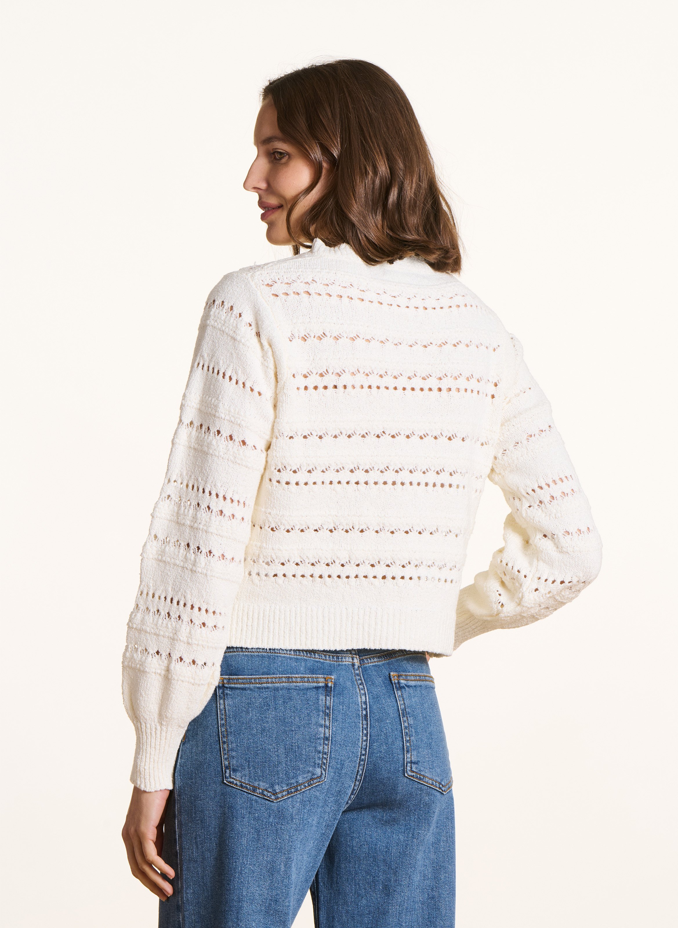 Gerade geschnittene Strickweste mit rundem Halsausschnitt aus Lochstrick. LA FEE MARABOUTEE Weiss