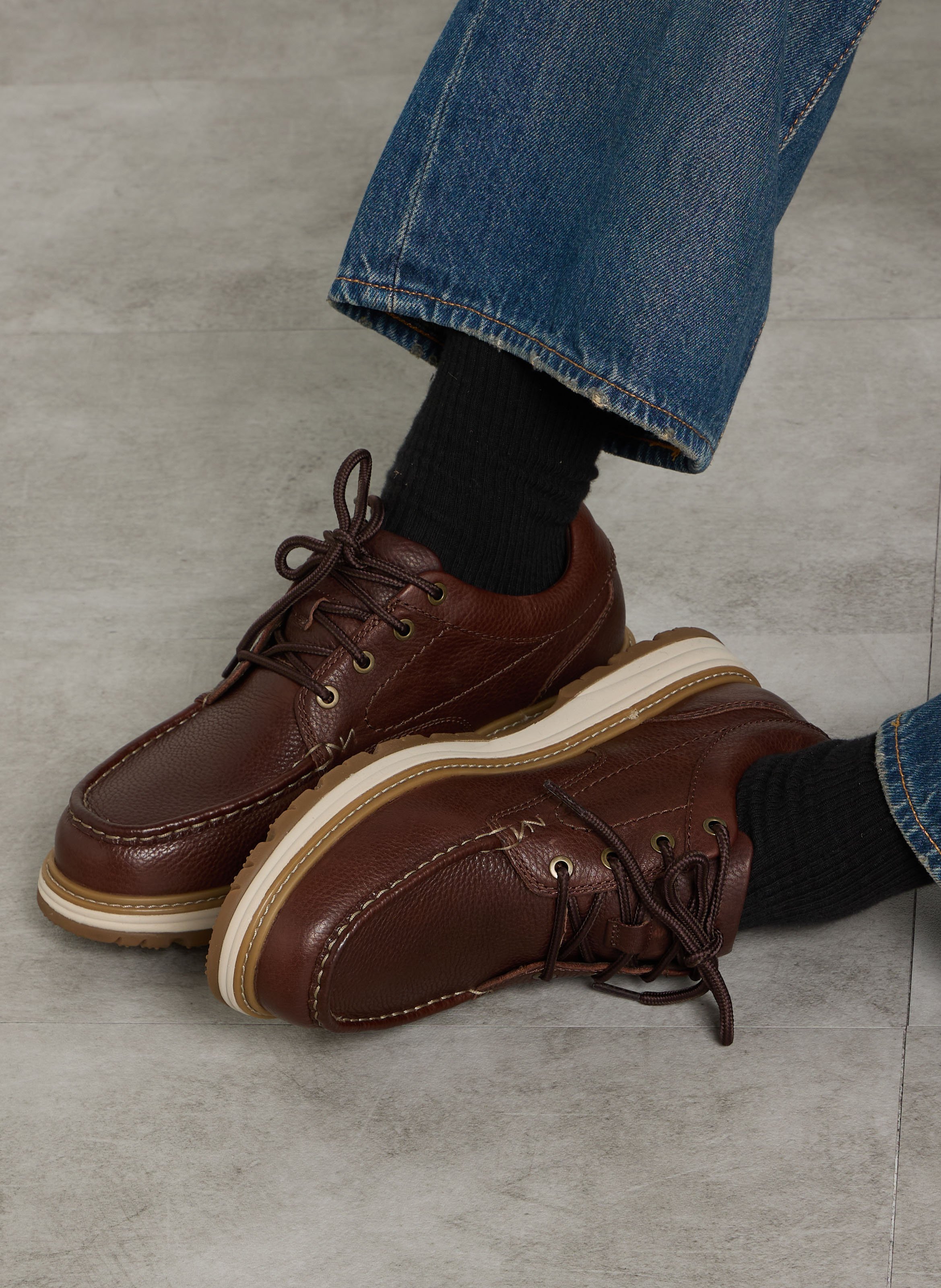 Low-top lace-up leather sneakers CLARKS Brown