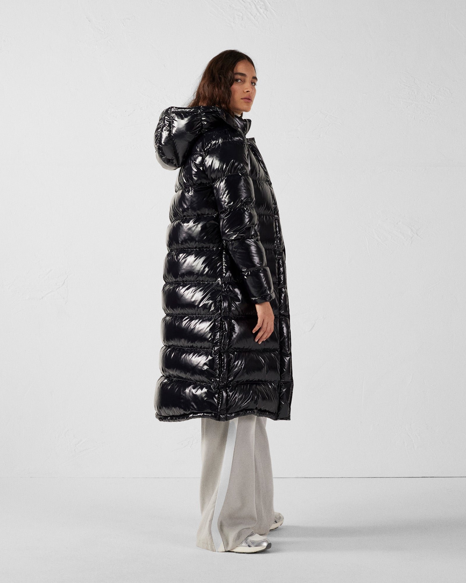 Long lacquered down jacket with hood for extreme cold Karachi JOTT Black