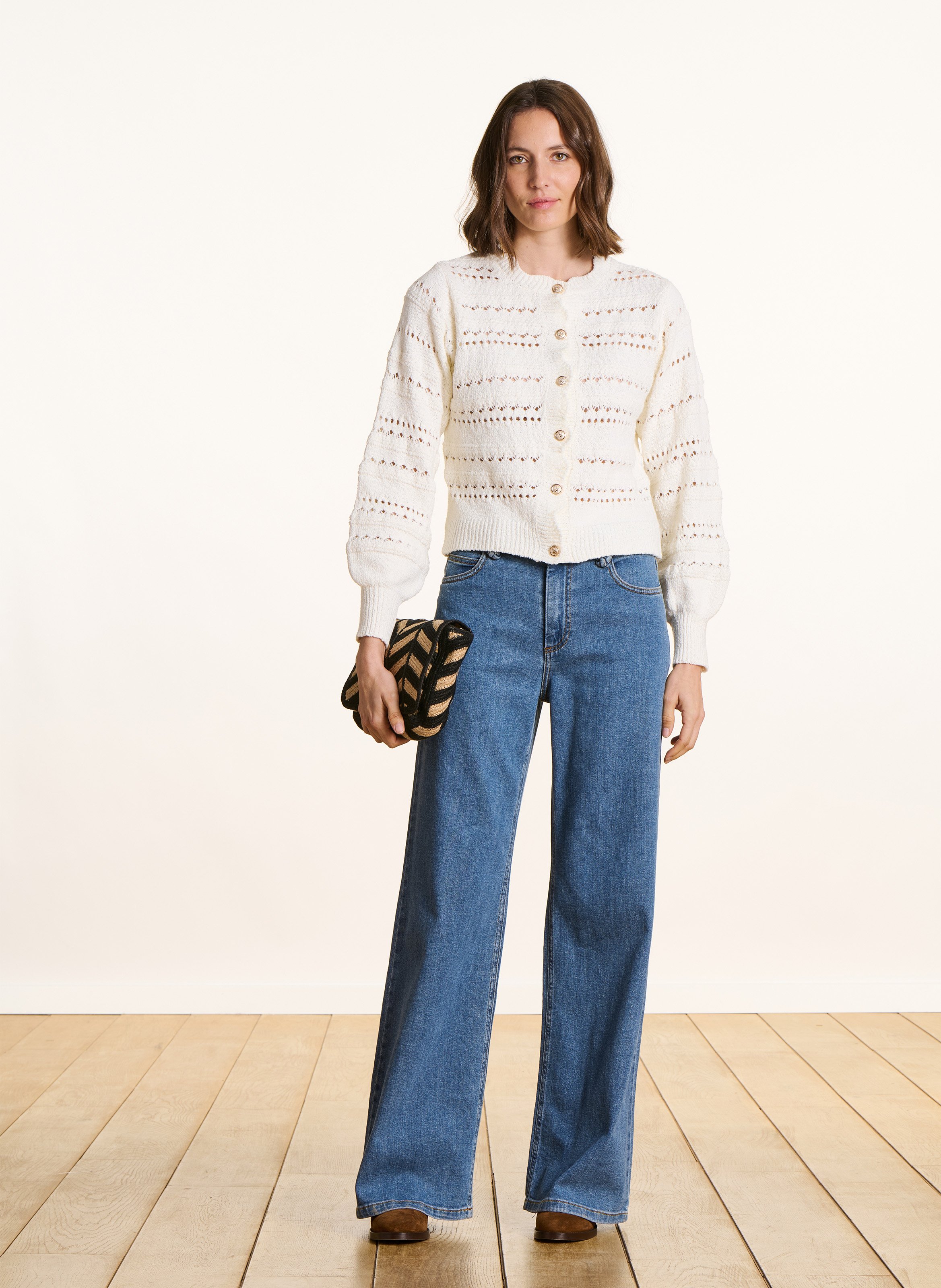 Gerade geschnittene Strickweste mit rundem Halsausschnitt aus Lochstrick. LA FEE MARABOUTEE Weiss