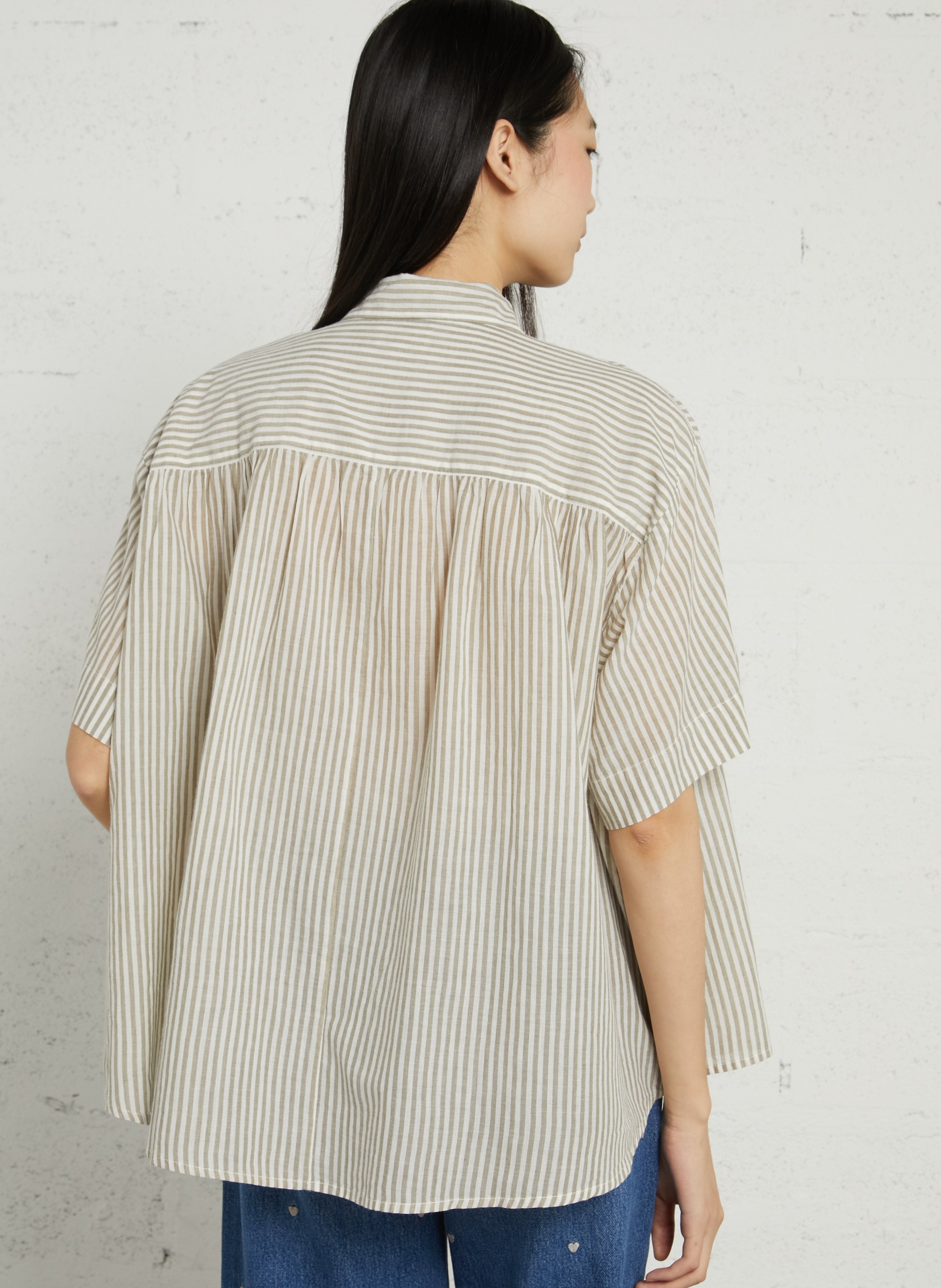 Weit geschnittene Baumwollbluse mit klassischem Kragen FEEKA Beige