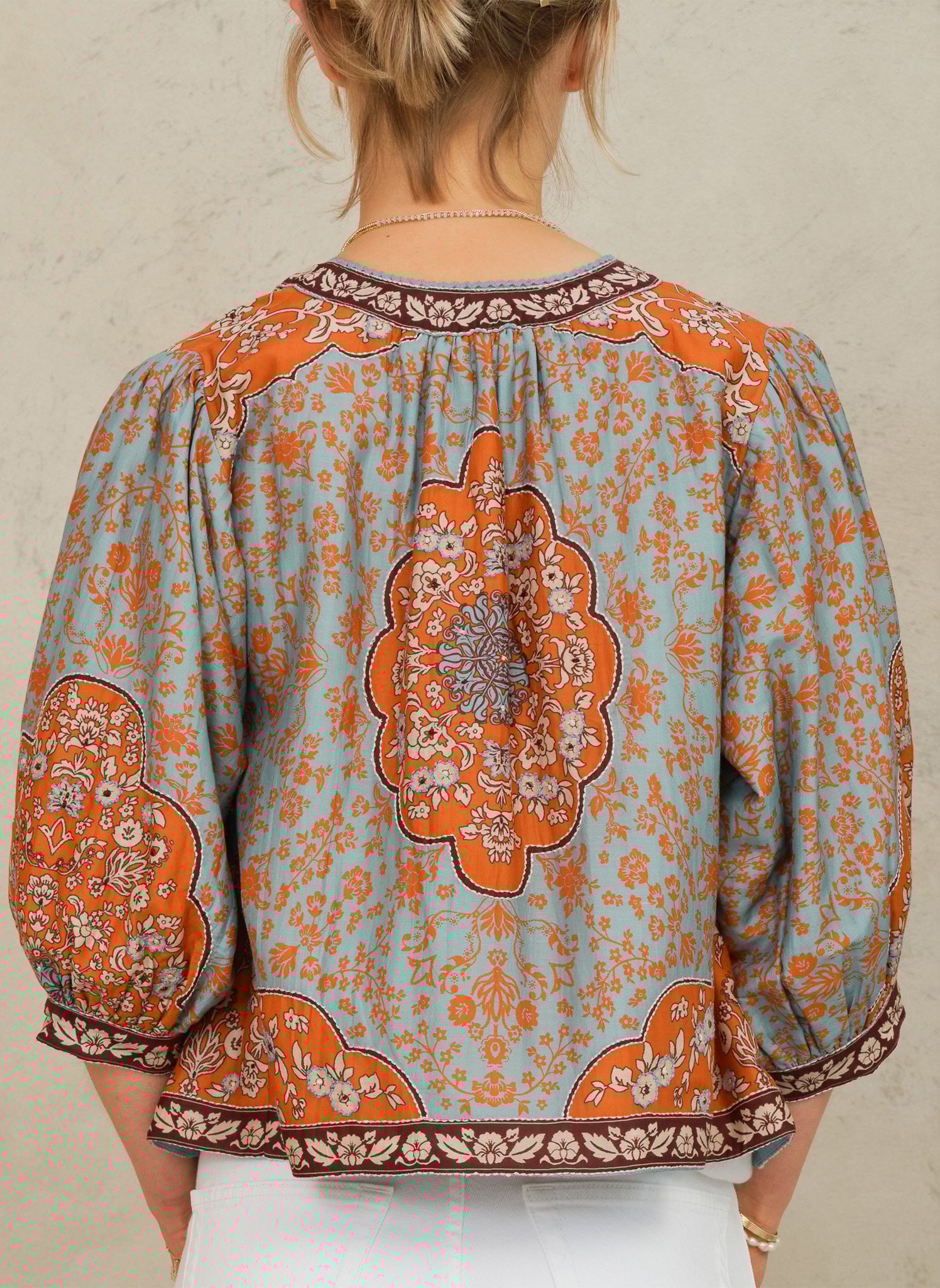 Recht katoenen jasje met ronde hals en print M.A.B.E Blauw