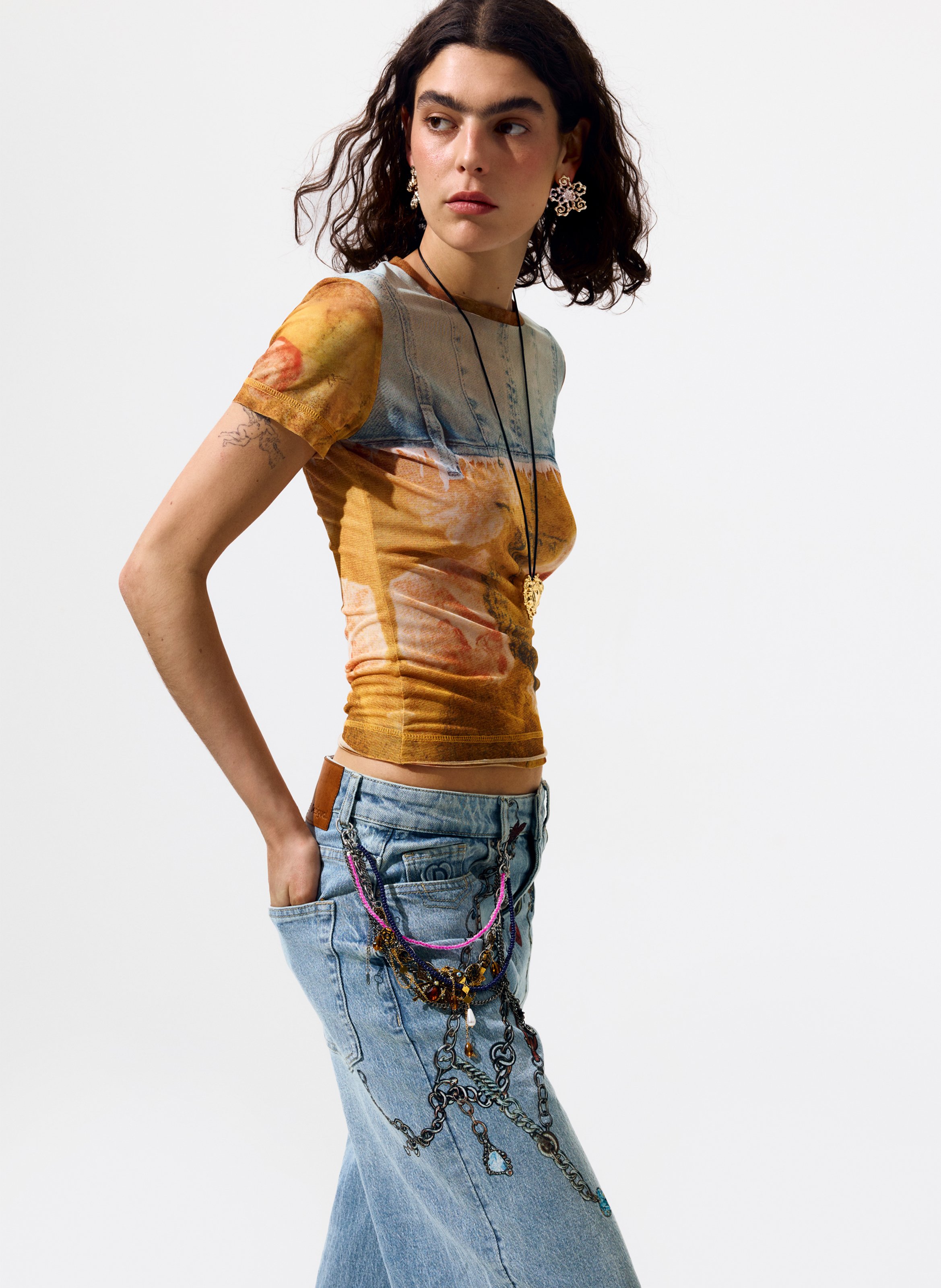 Eng anliegendes T-Shirt mit Rundhalsausschnitt und Druck DESIGUAL Gelb