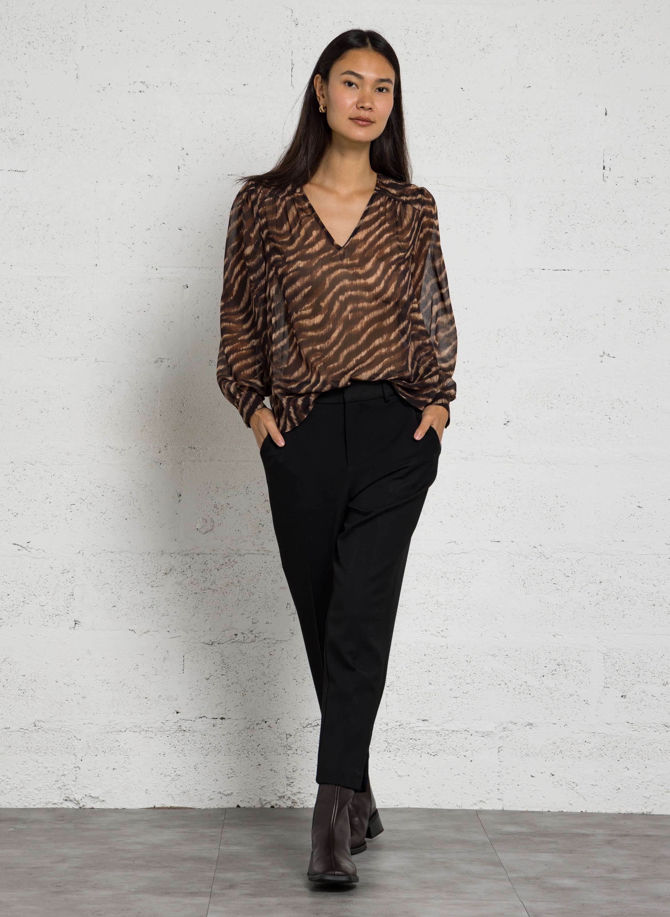 Gerade geschnittene Bluse mit V-Ausschnitt und Print SUD EXPRESS Braun
