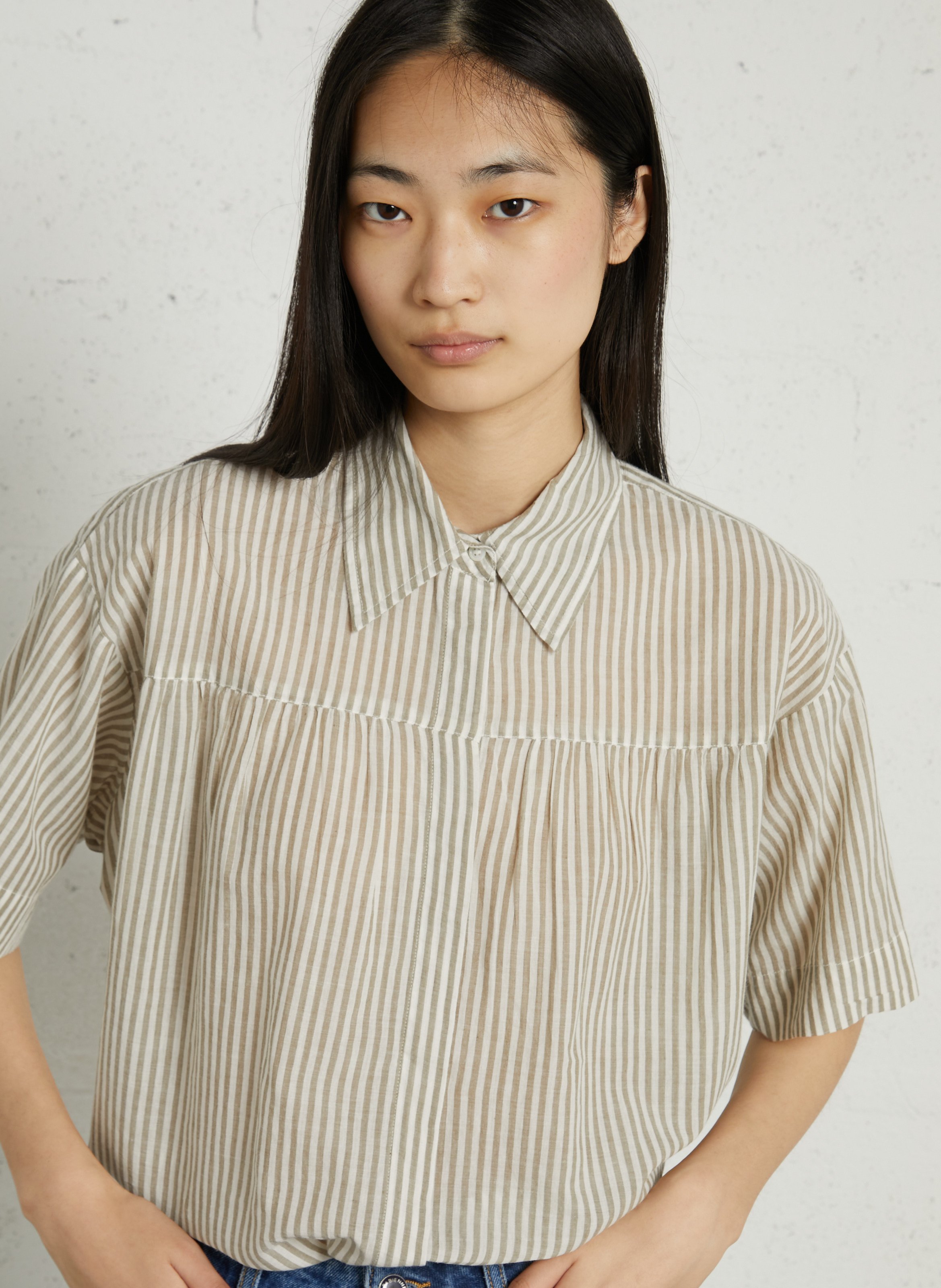 Weit geschnittene Baumwollbluse mit klassischem Kragen FEEKA Beige