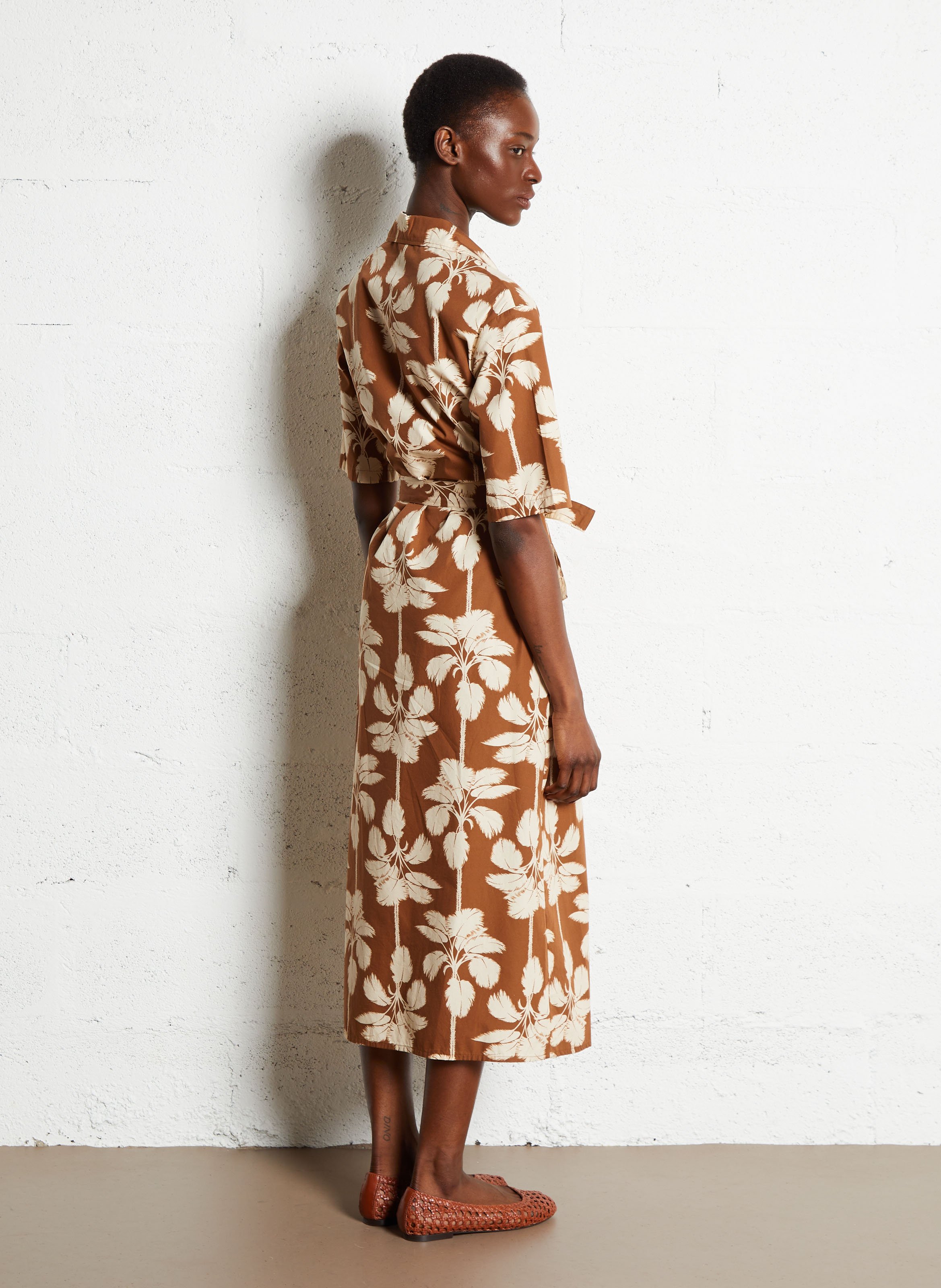 Short belted dress with patterns Brown