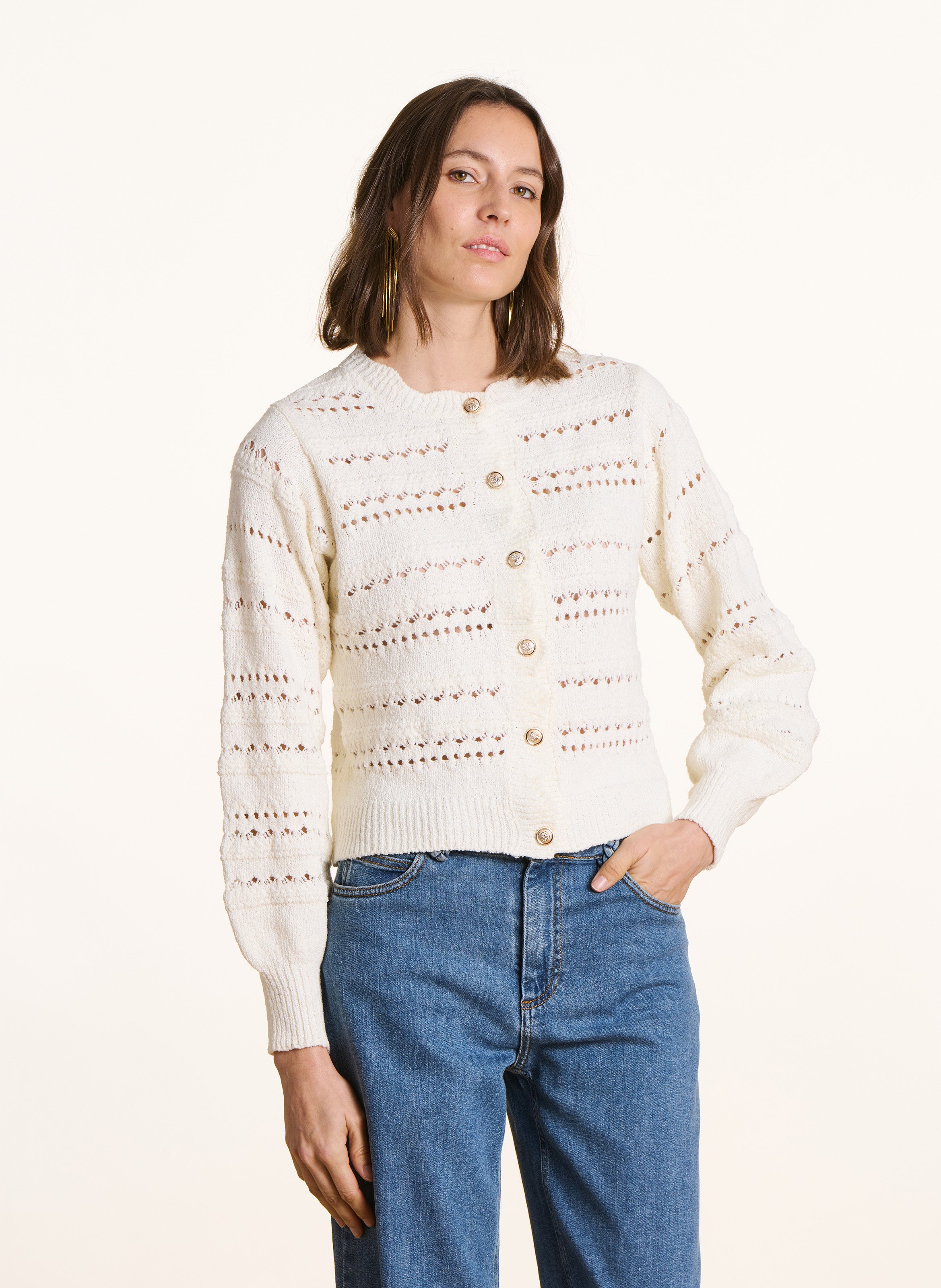 Gerade geschnittene Strickweste mit rundem Halsausschnitt aus Lochstrick. LA FEE MARABOUTEE