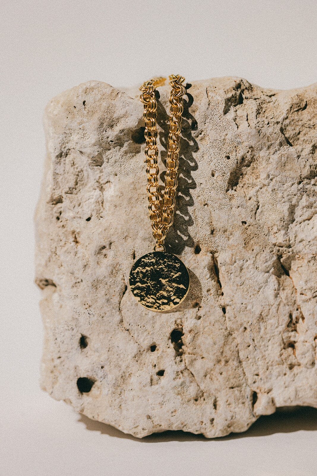 Hammered round sautoir in gold-plated fine gold Golden