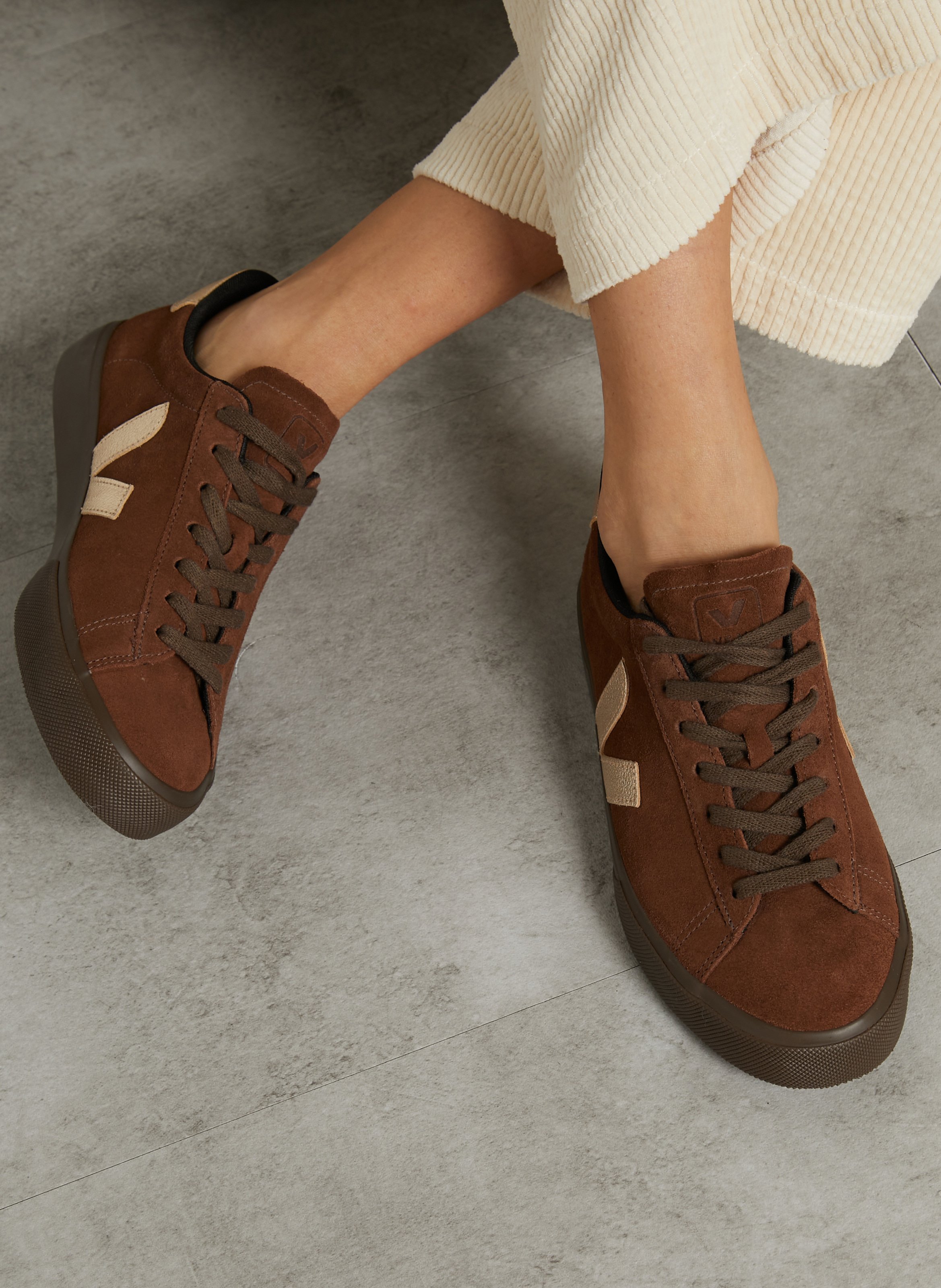 Baskets basses en cuir VEJA Marron