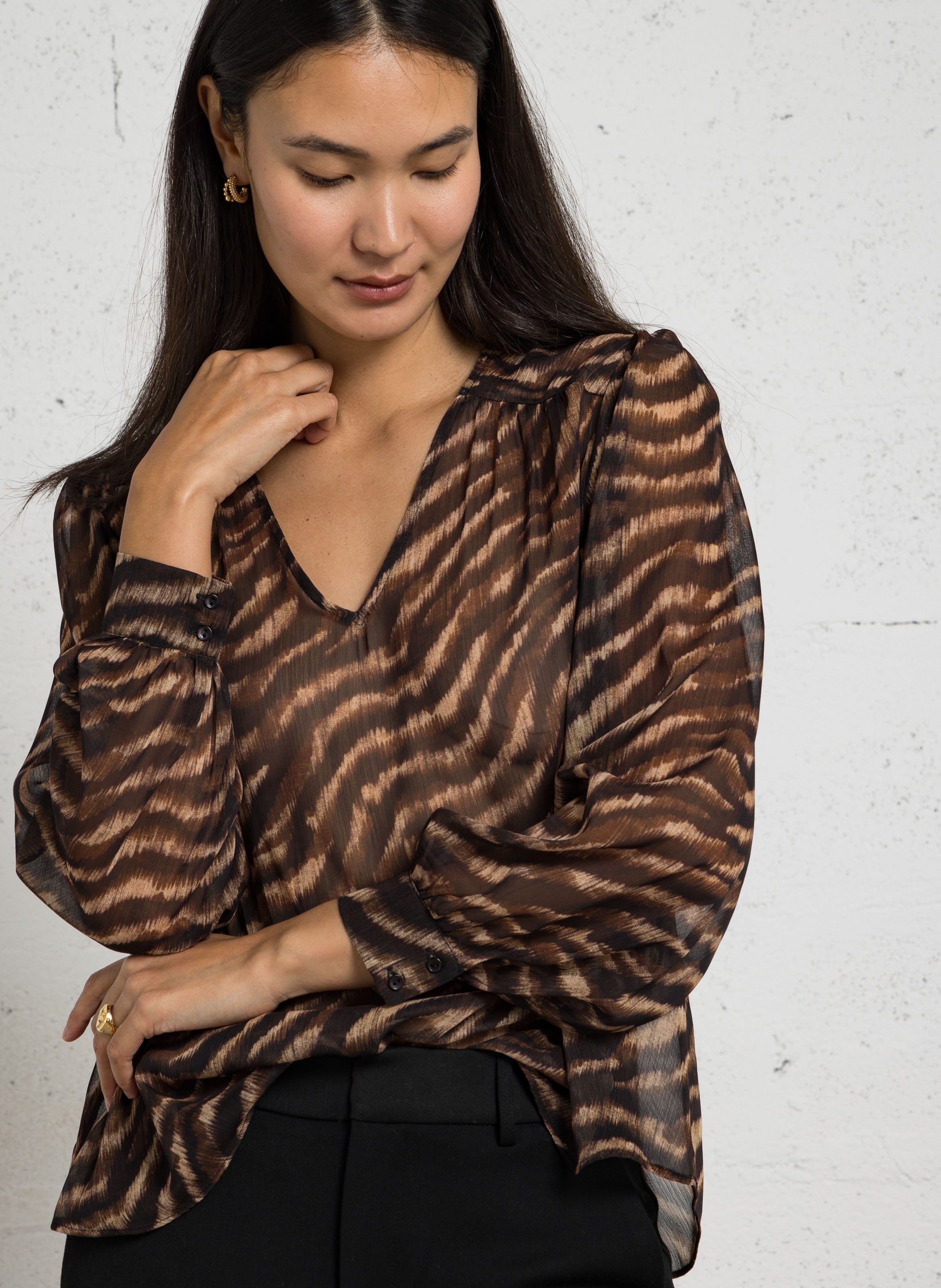 Gerade geschnittene Bluse mit V-Ausschnitt und Print SUD EXPRESS Braun