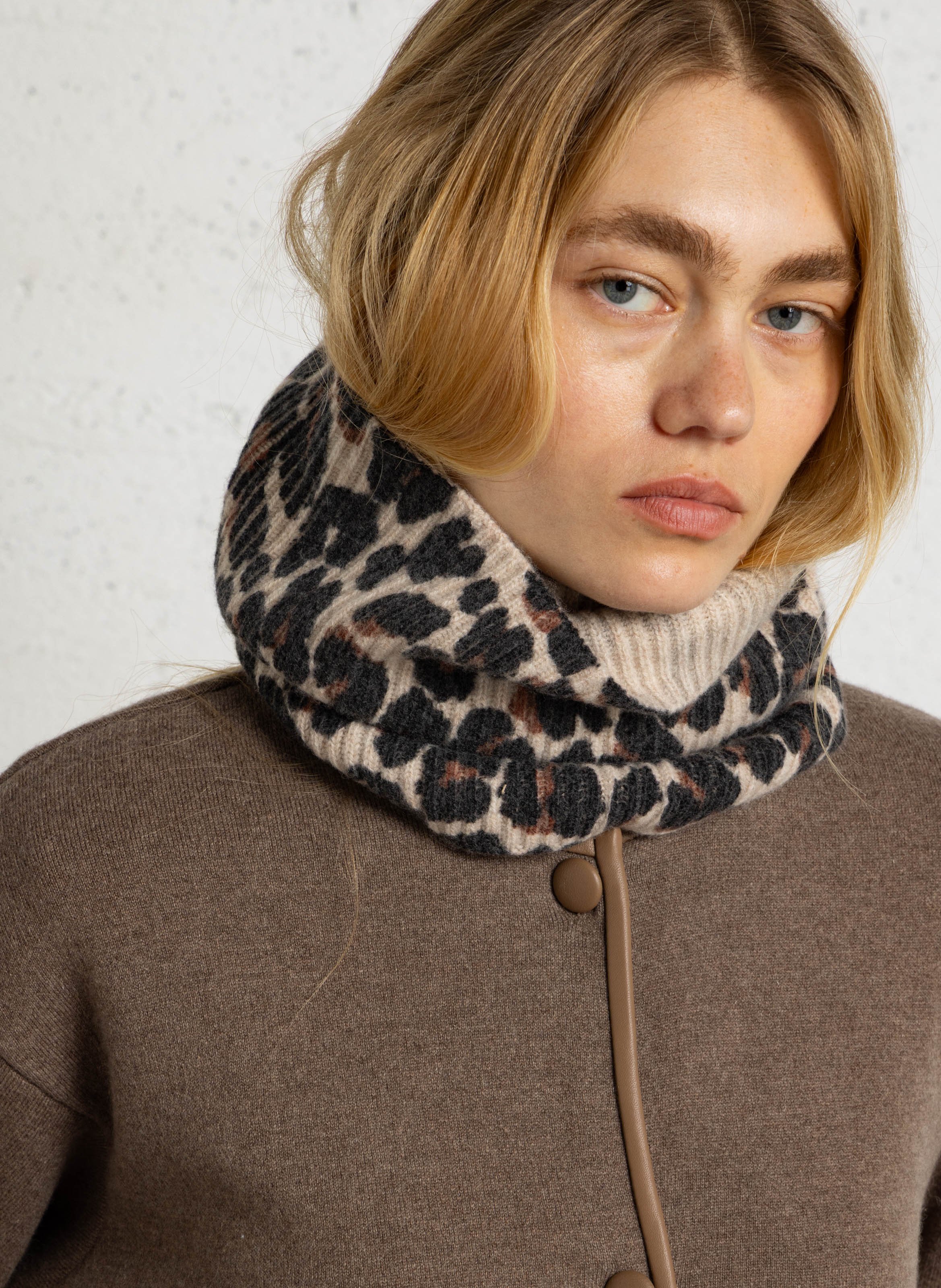 Tour de cou imprimé animal en laine mérinos MAJESTIC FILATURES Beige