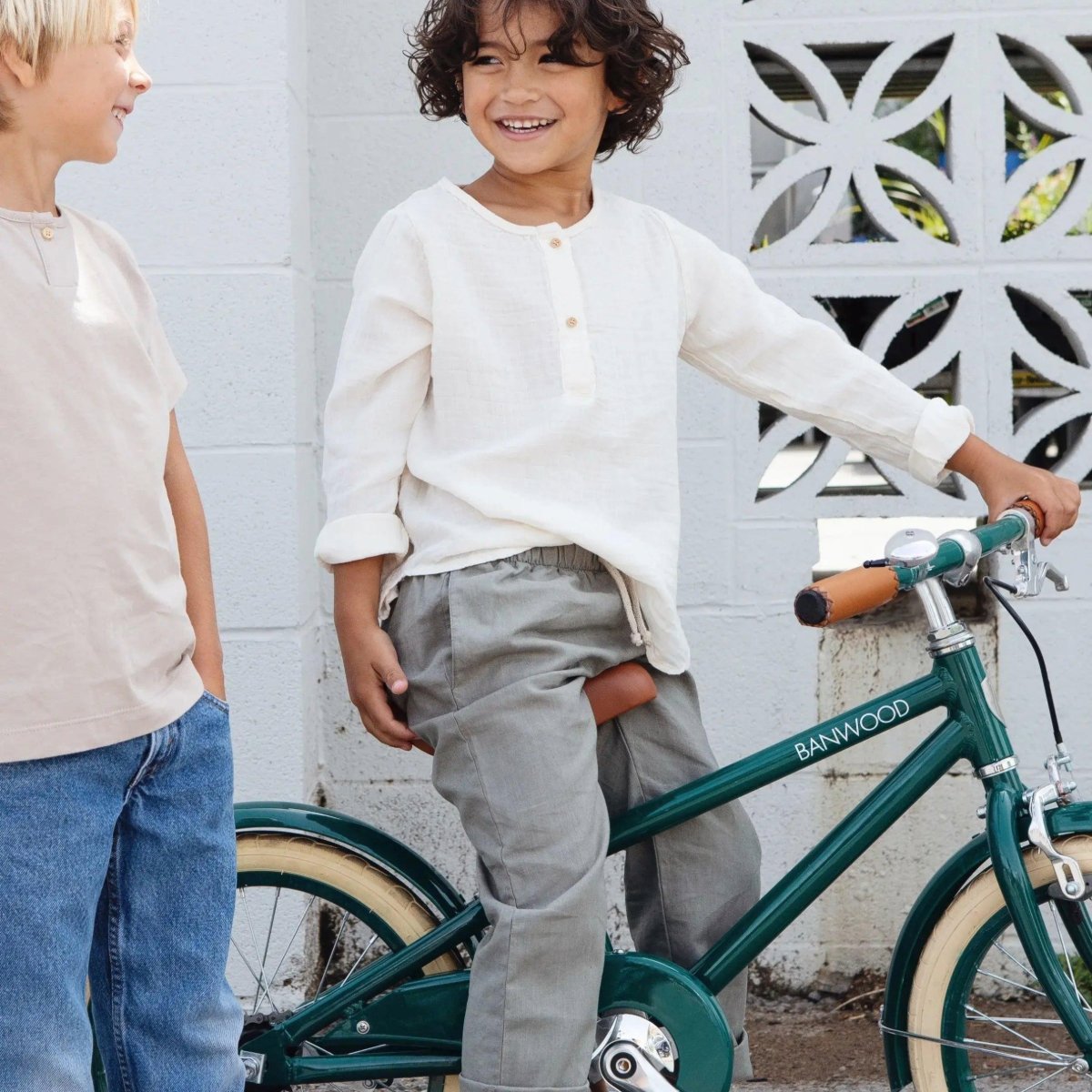 Classic blue steel bicycle pedals for 4-7 year old cycling exercise. Banwood Green