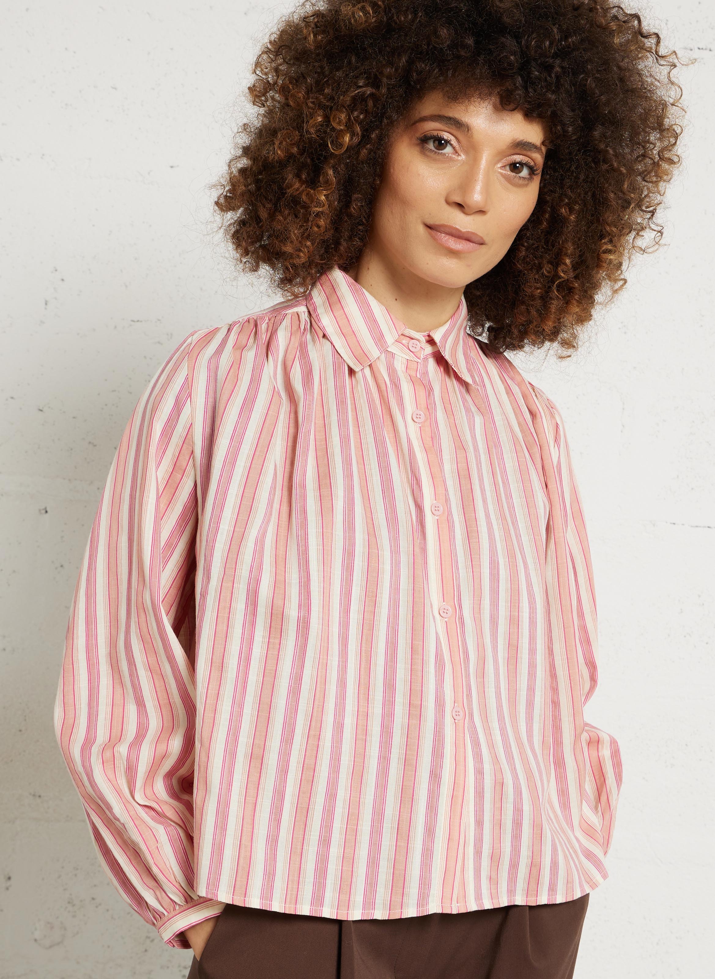 Wijdvallende gestreepte blouse met klassieke kraag van gemengd katoen SEE U SOON Rood