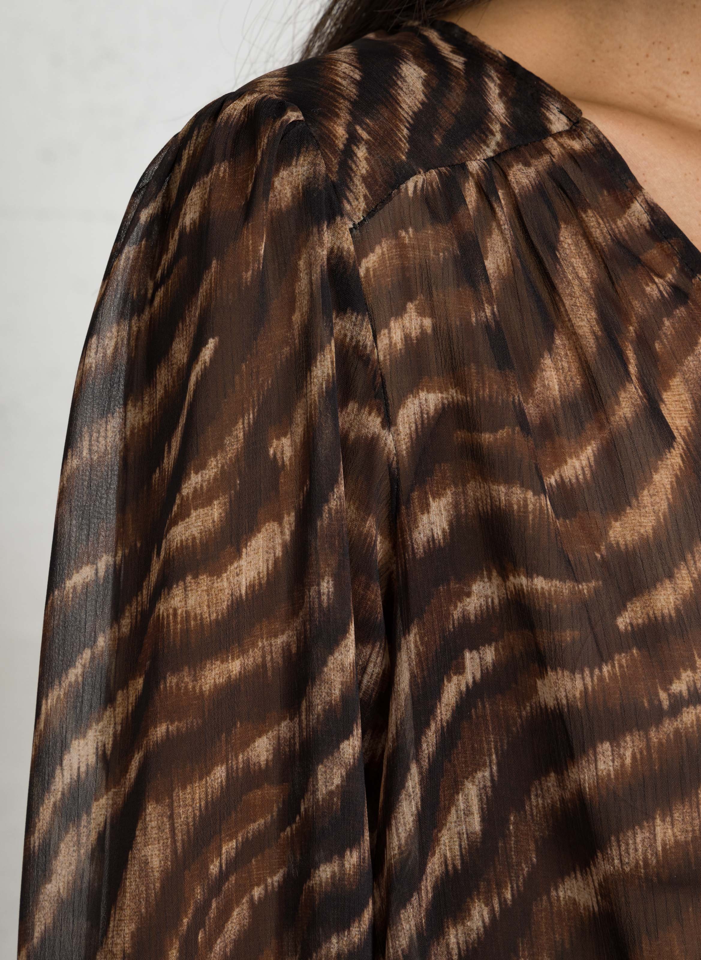 Gerade geschnittene Bluse mit V-Ausschnitt und Print SUD EXPRESS Braun