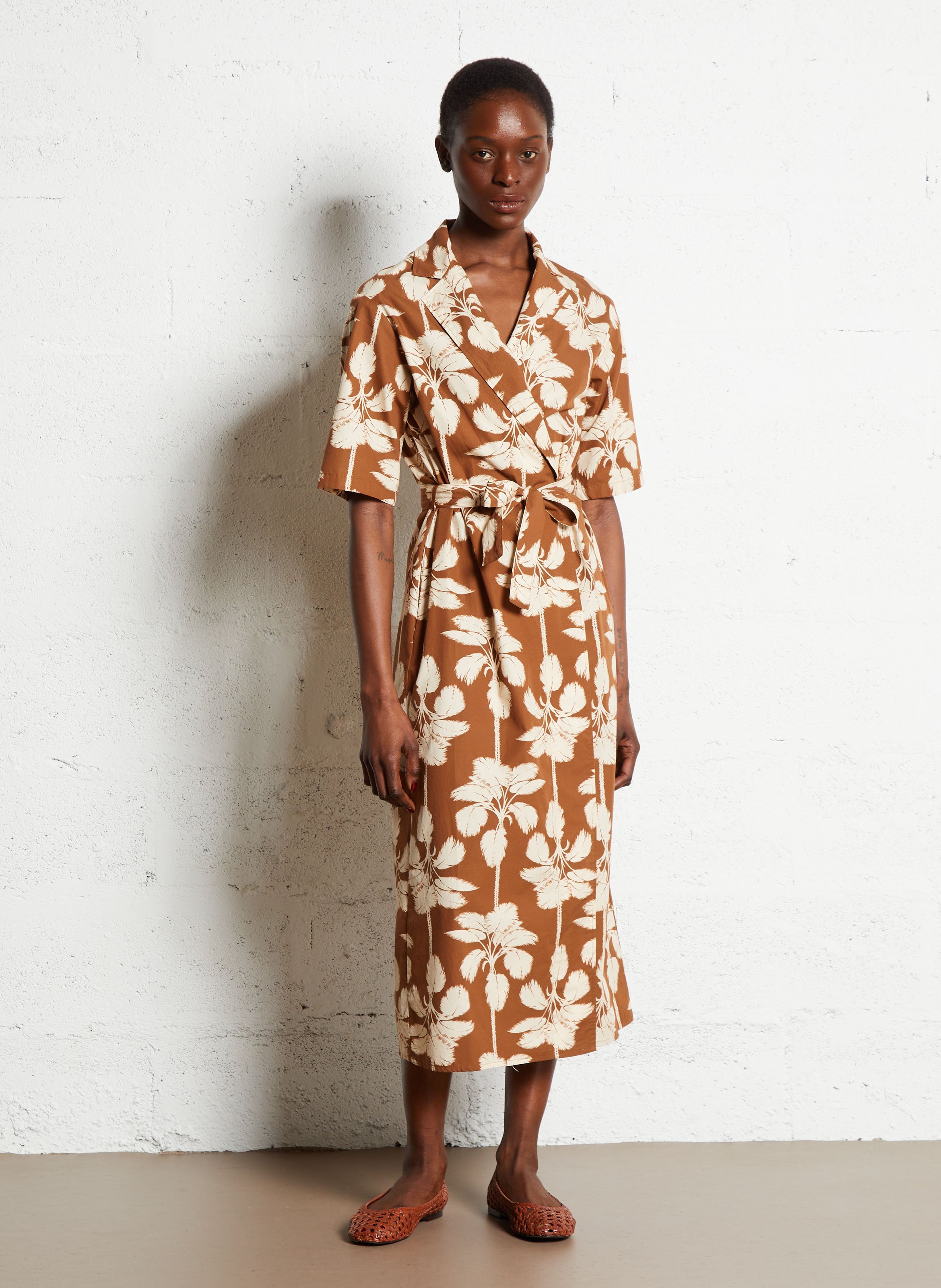 Short belted dress with patterns Brown