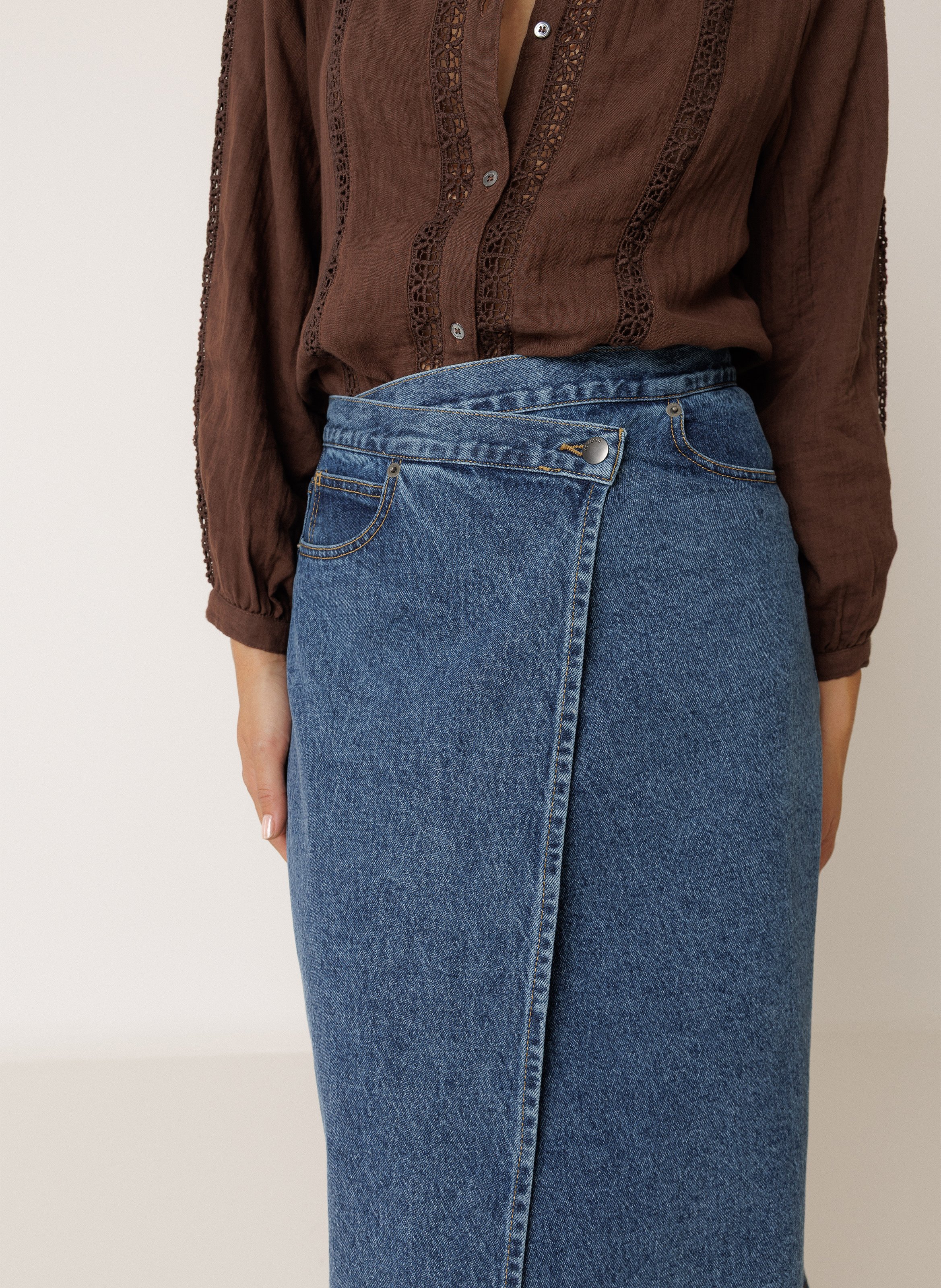 Midi-Rock mit gekreuzter Taille aus Denim INDI & COLD Blau