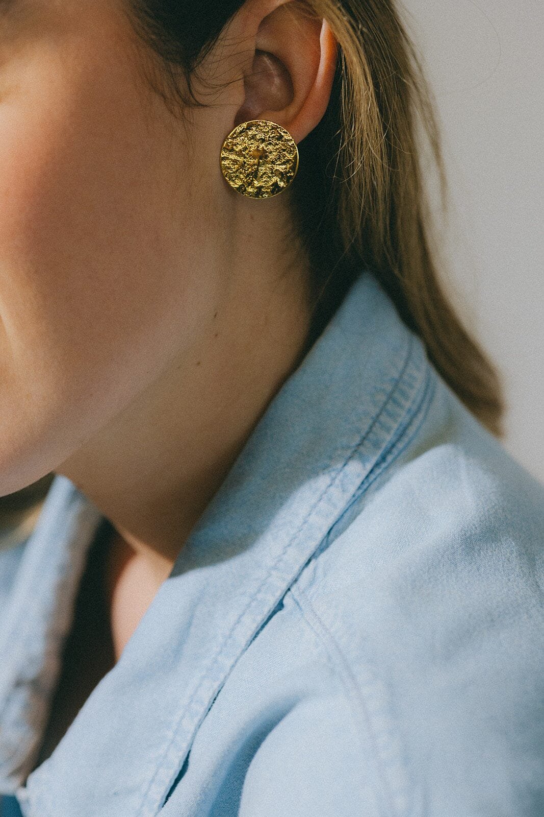 Large hammered silver plated stud earrings MONSIEUR SIMONE Golden