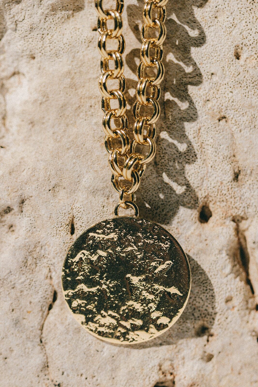 Hammered round sautoir in gold-plated fine gold Golden