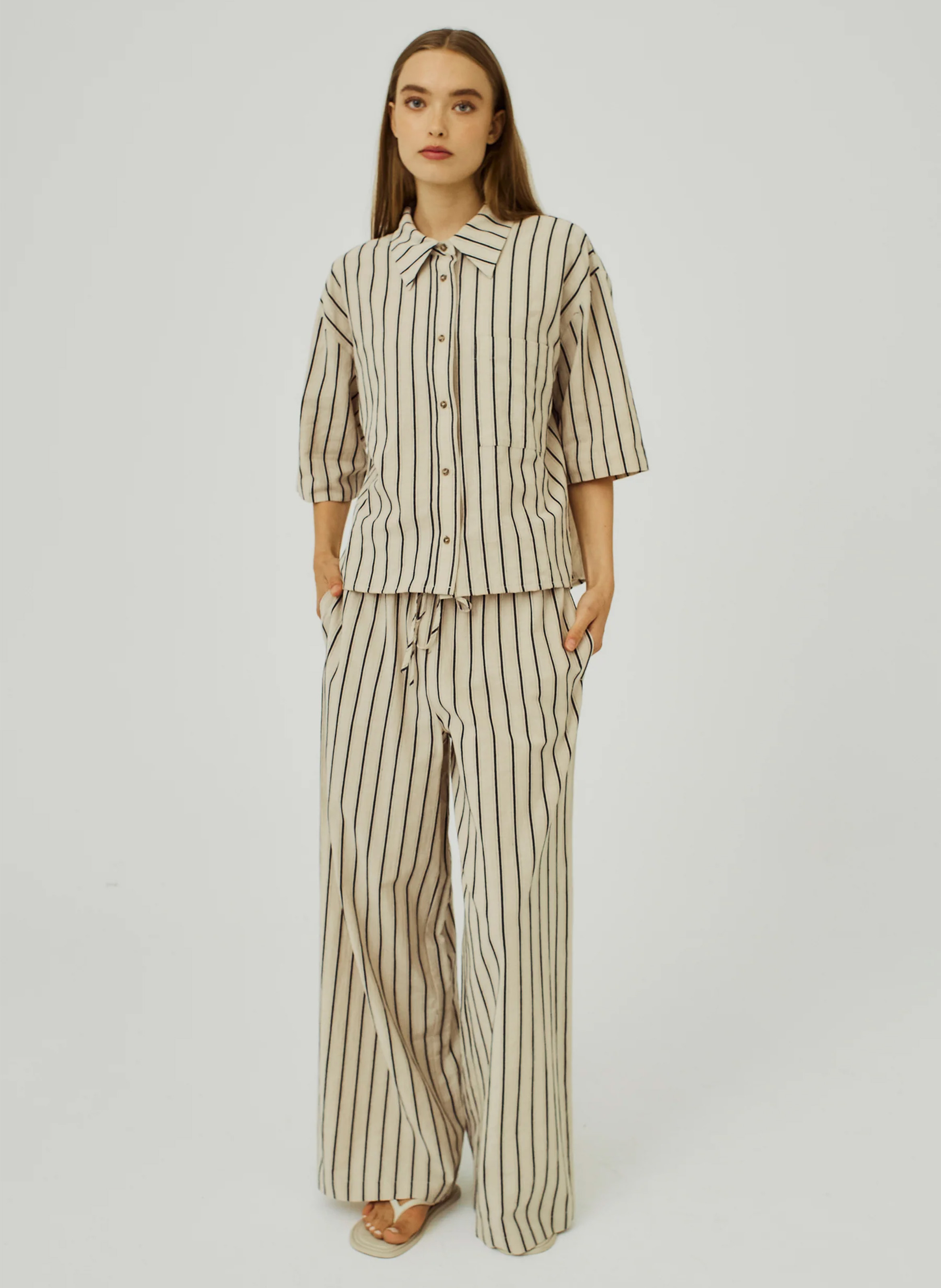 Gerade geschnittene Baumwollhose mit Streifen NORR Schwarz