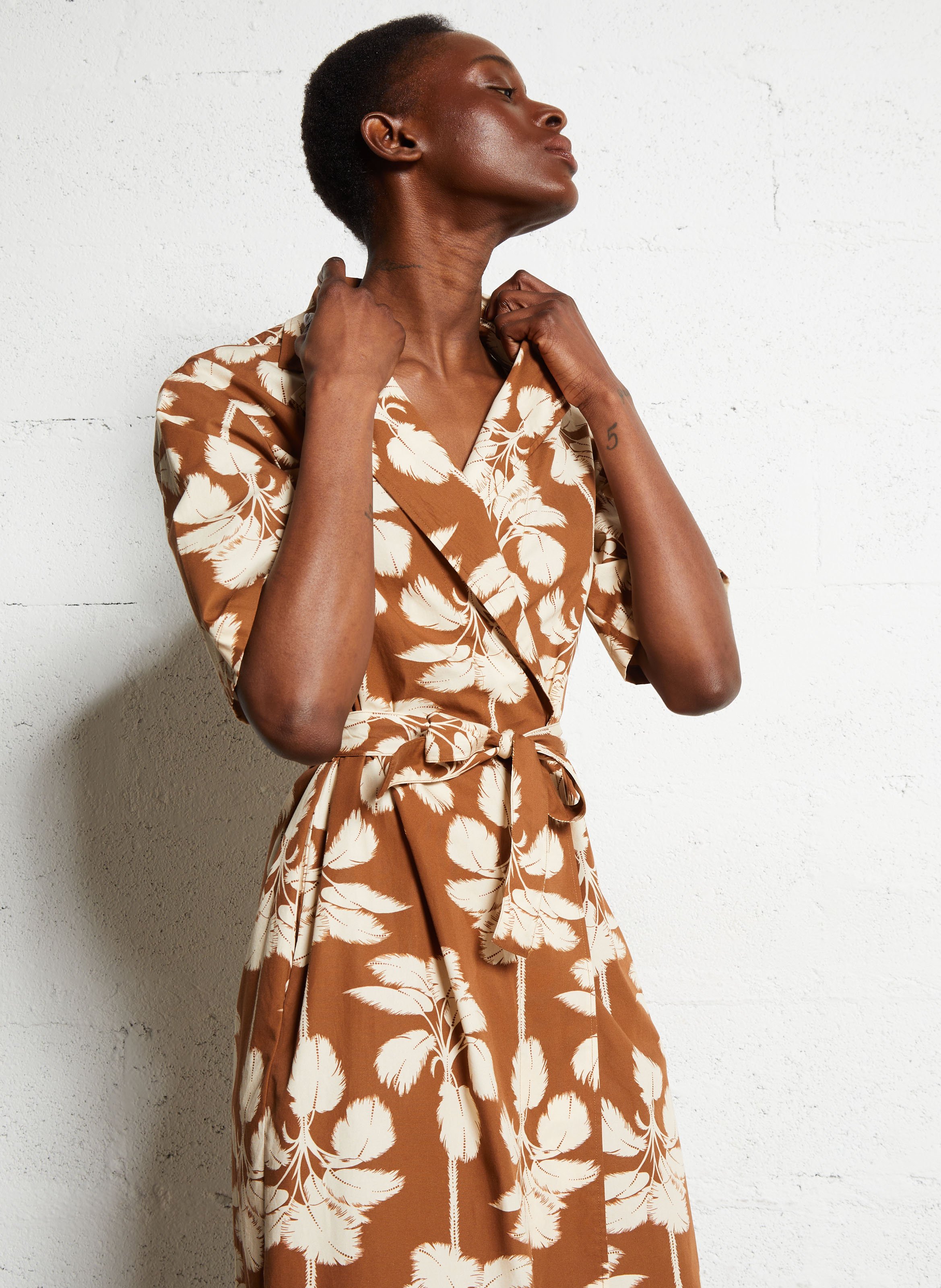 Robe courte ceinturée à motifs DIEGA