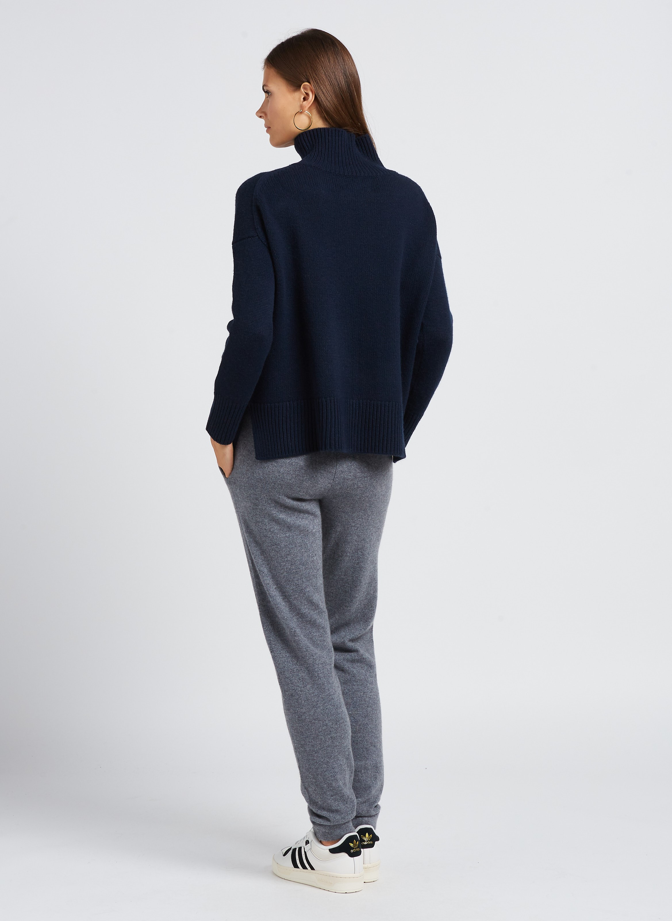 Ruimvallende trui van kasjmier met opstaande kraag KUJTEN Blauw