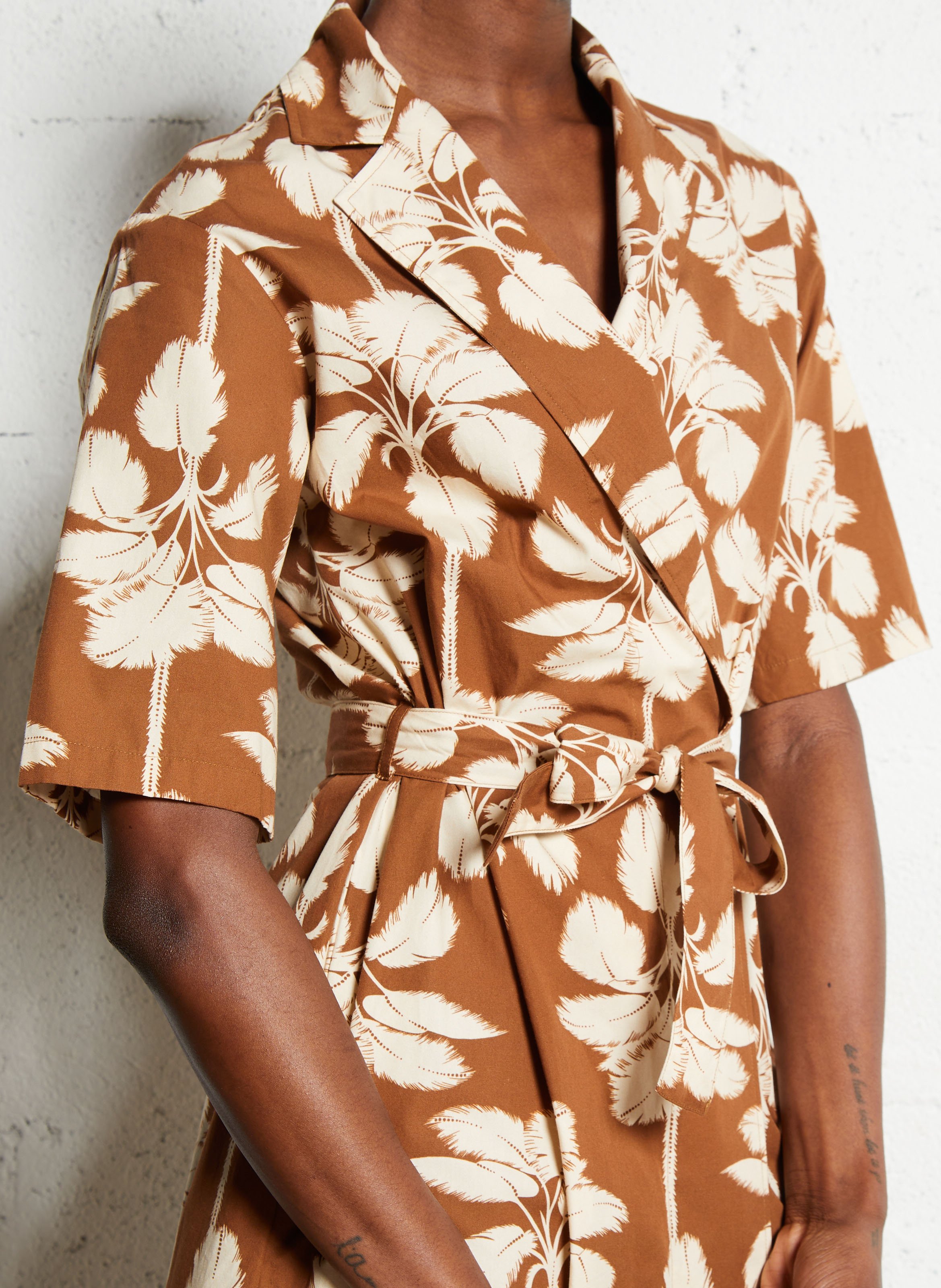 Short belted dress with patterns Brown