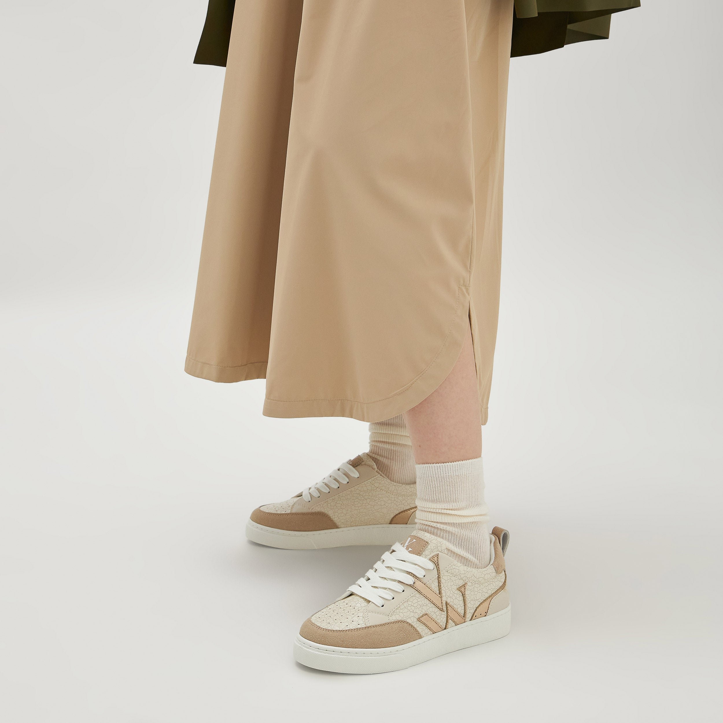 Contrasting leather-effect low-top sneakers VANESSA WU Beige