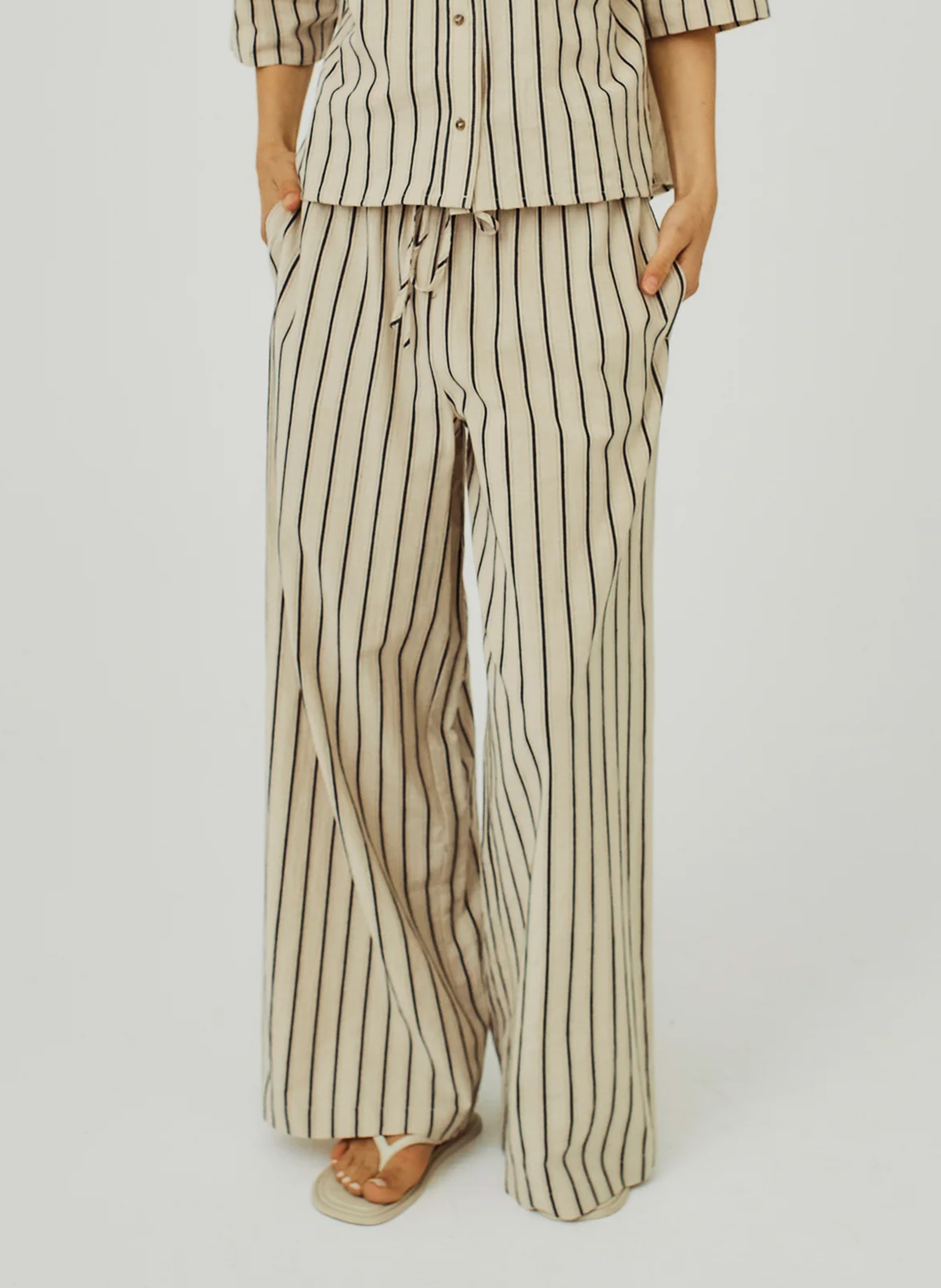 Gerade geschnittene Baumwollhose mit Streifen NORR Schwarz