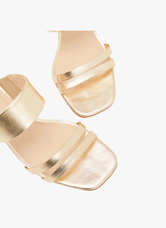 Mules de piel con tacon en dorado