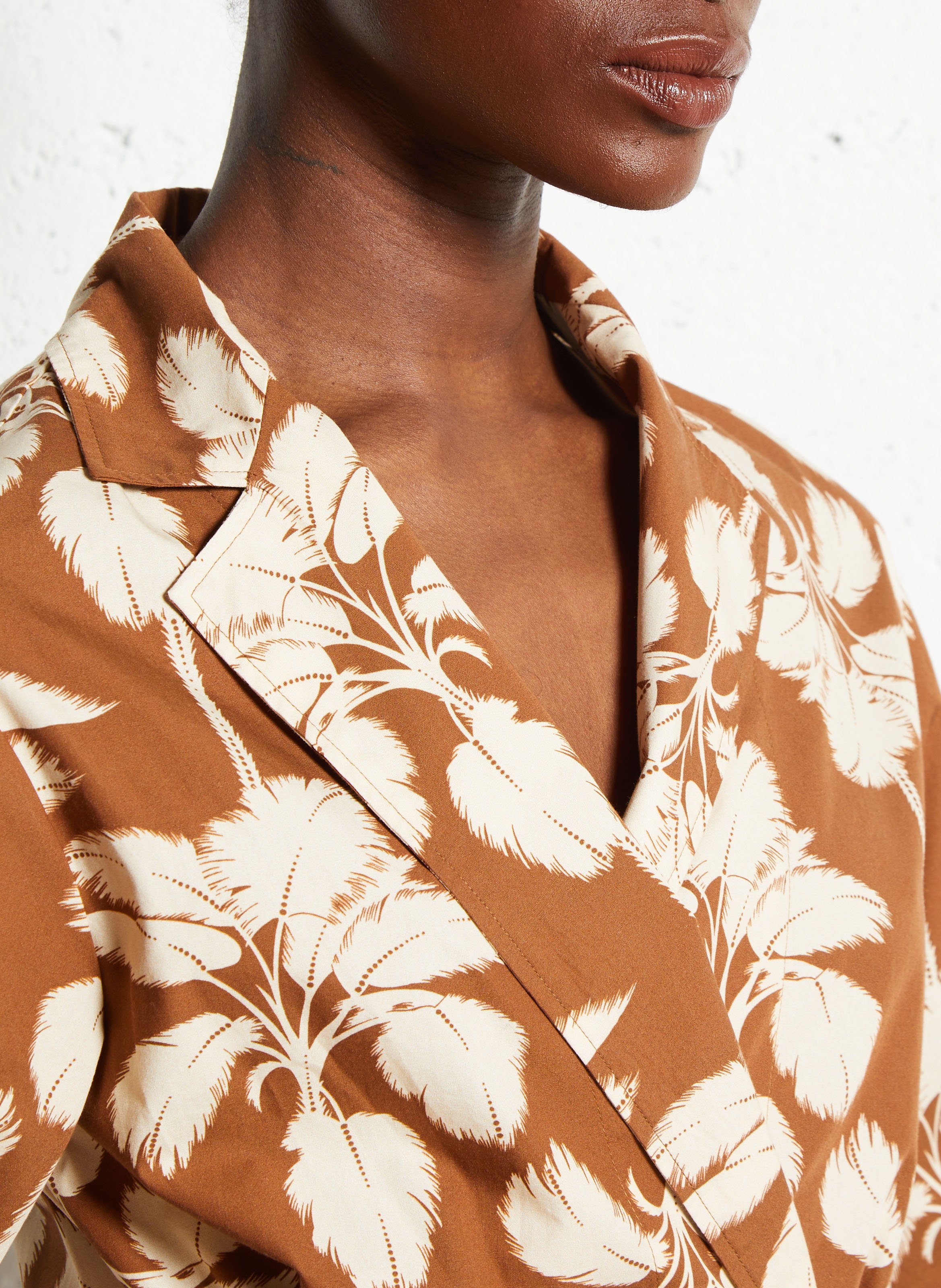 Short belted dress with patterns Brown