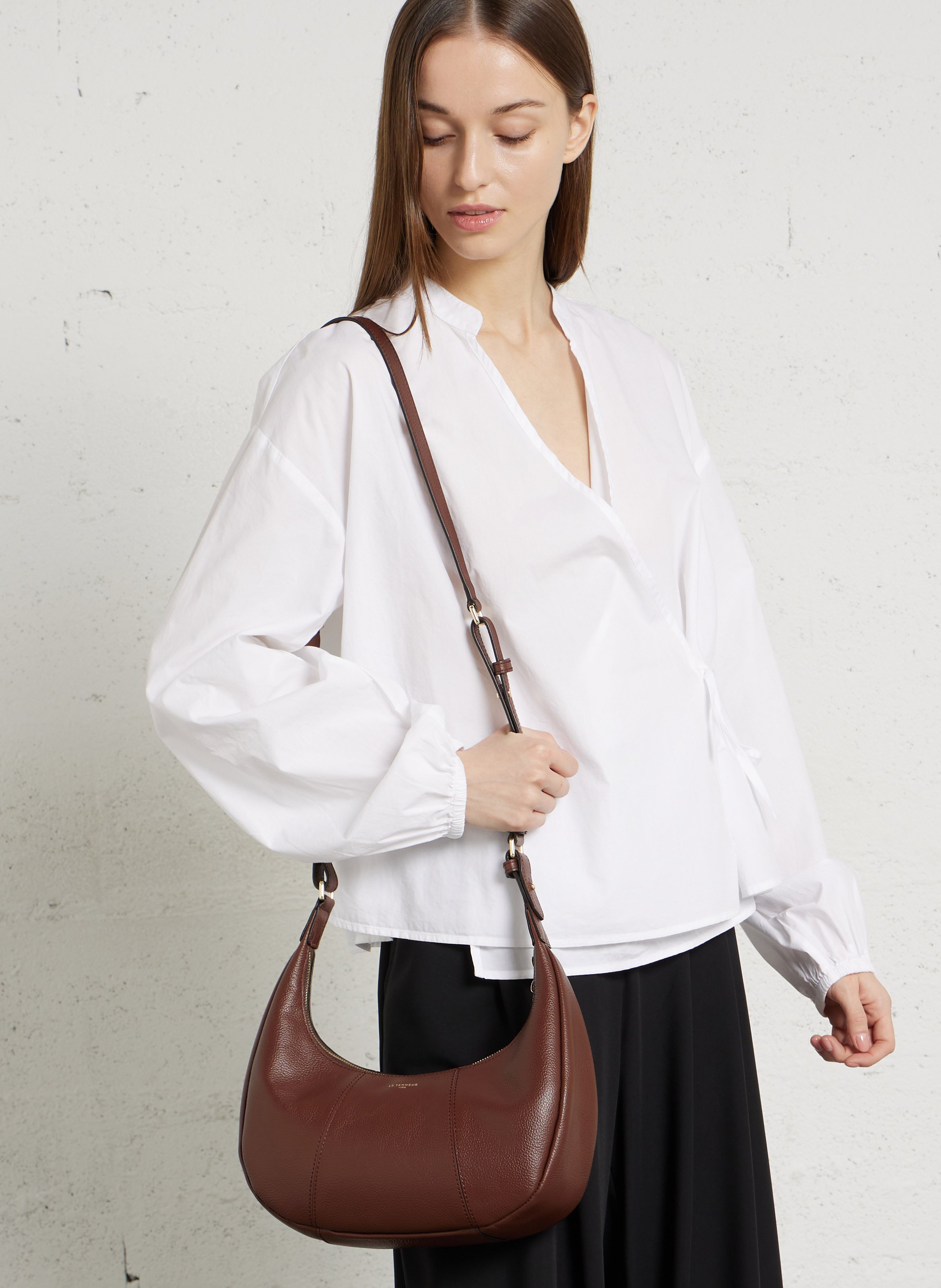 Kleine hobo tas met rits in korrelig leer Bruin