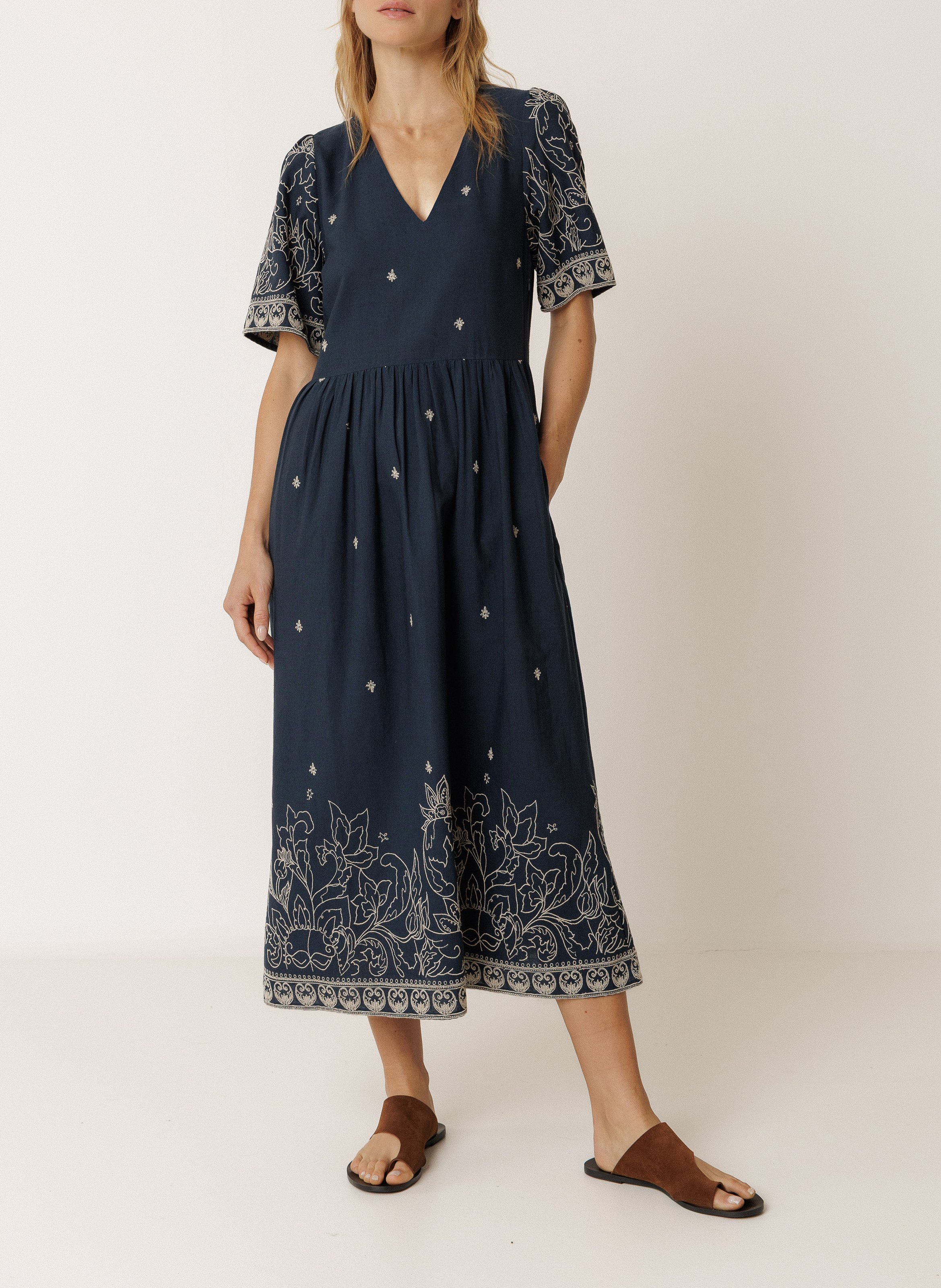 Langes Kleid aus Baumwoll-Mix mit V-Ausschnitt INDI & COLD Blau