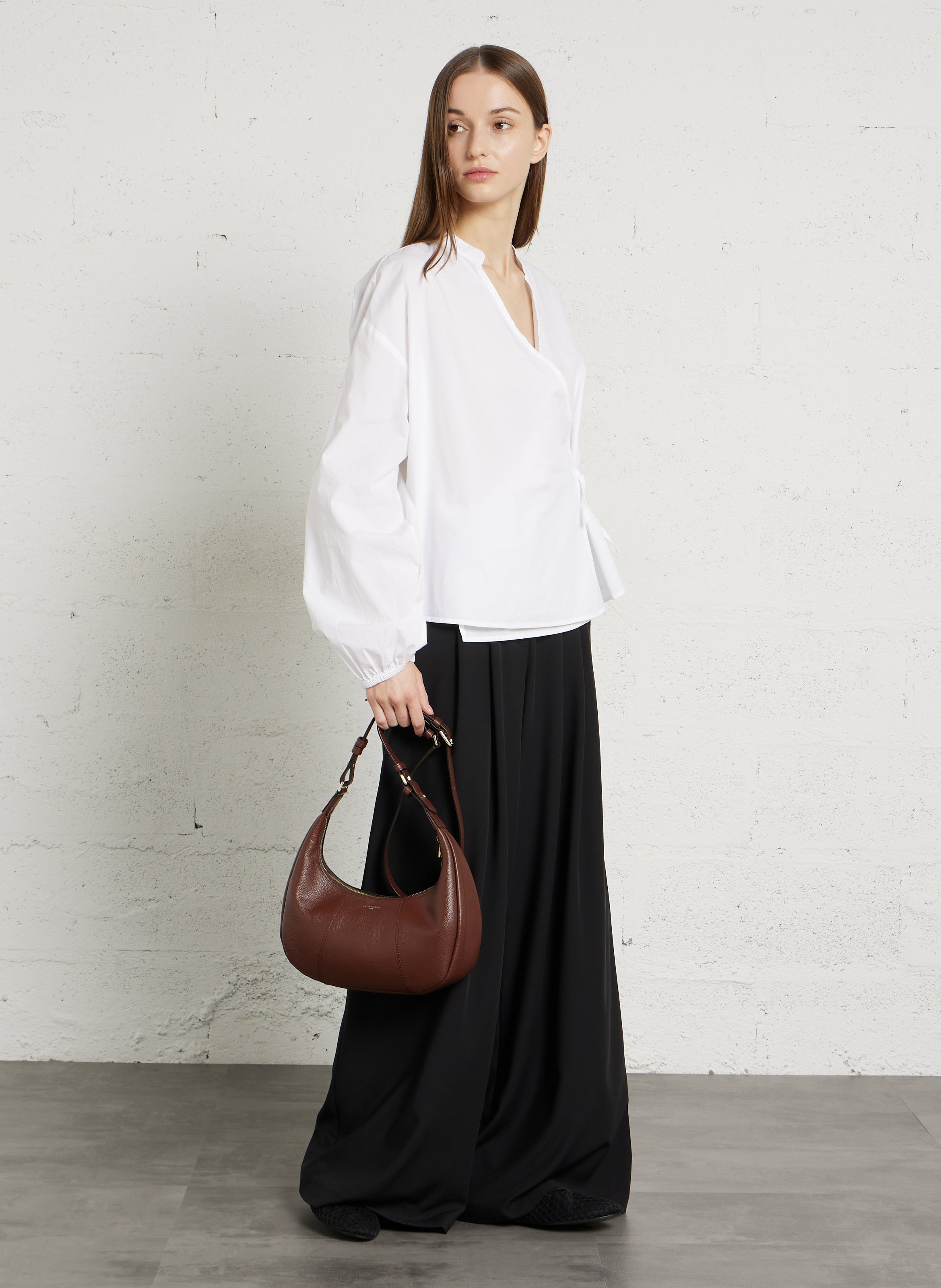 Kleine hobo tas met rits in korrelig leer Bruin