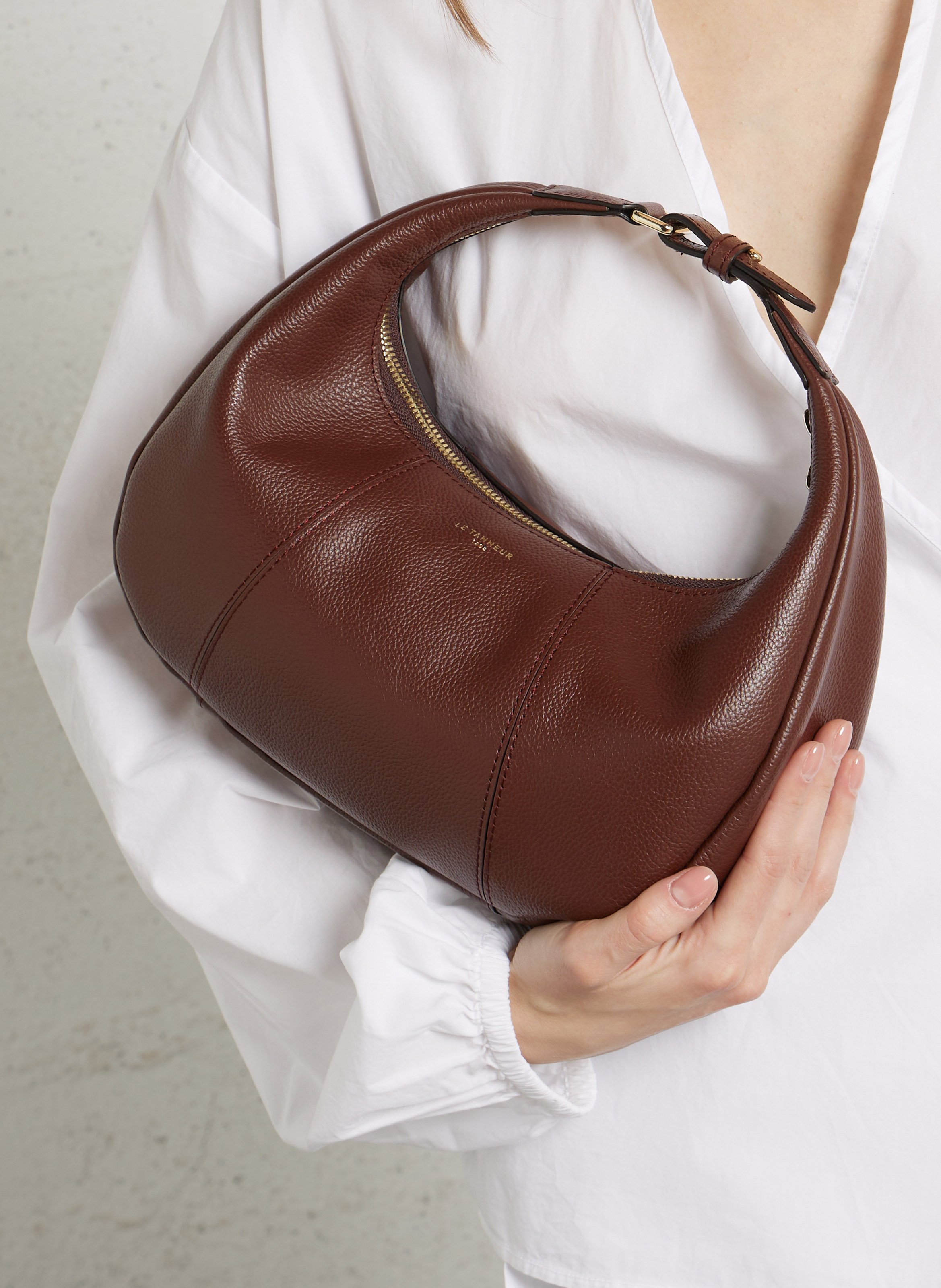 Kleine hobo tas met rits in korrelig leer Bruin