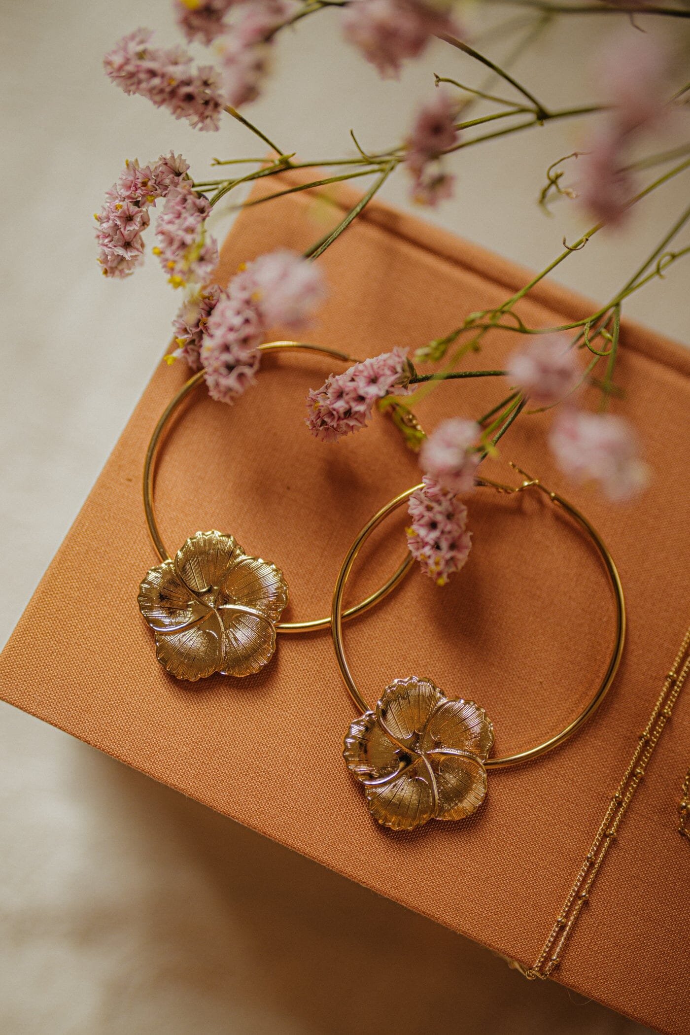 Flower-shaped gold-plated hoop earrings Golden