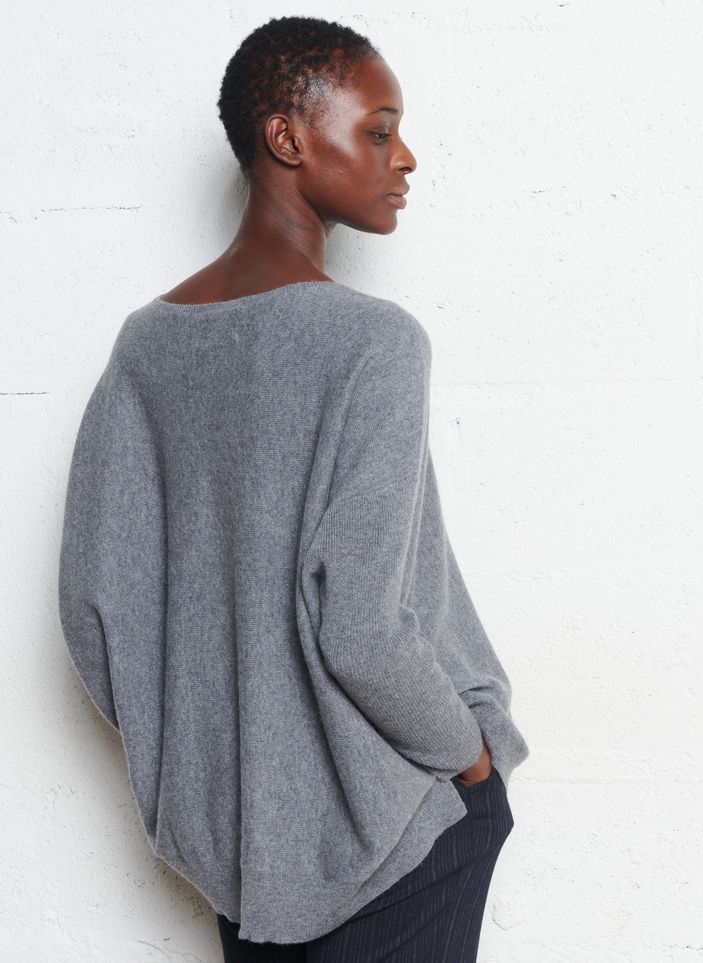 Weiter Kaschmirpullover mit U-Boot-Ausschnitt KUJTEN Silber