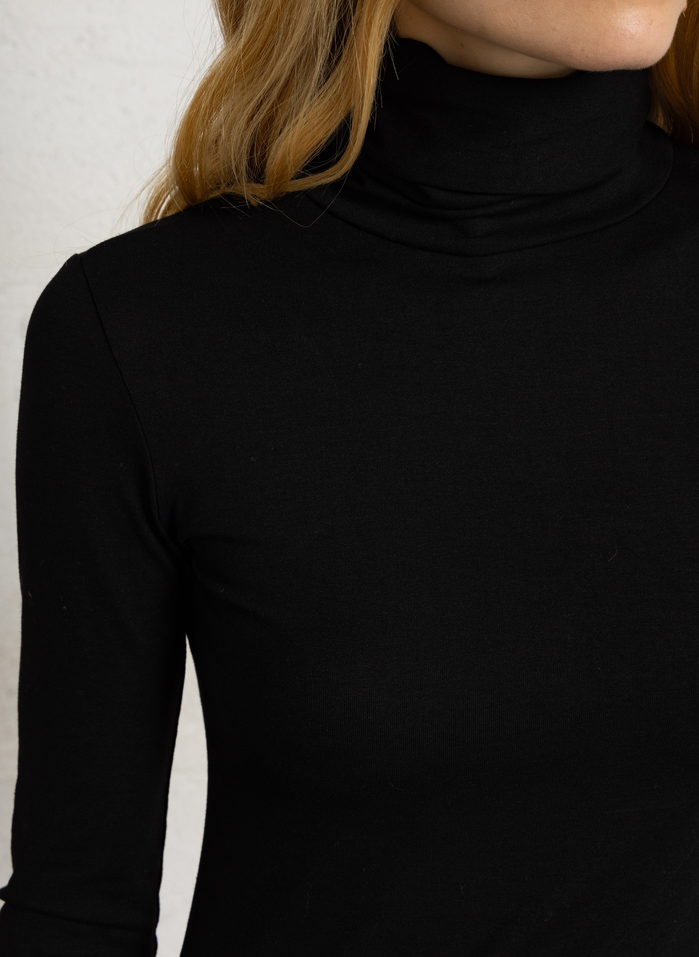 Tailliertes Langarm-Top mit Rollkragen | Schwarz PLEASE Damen