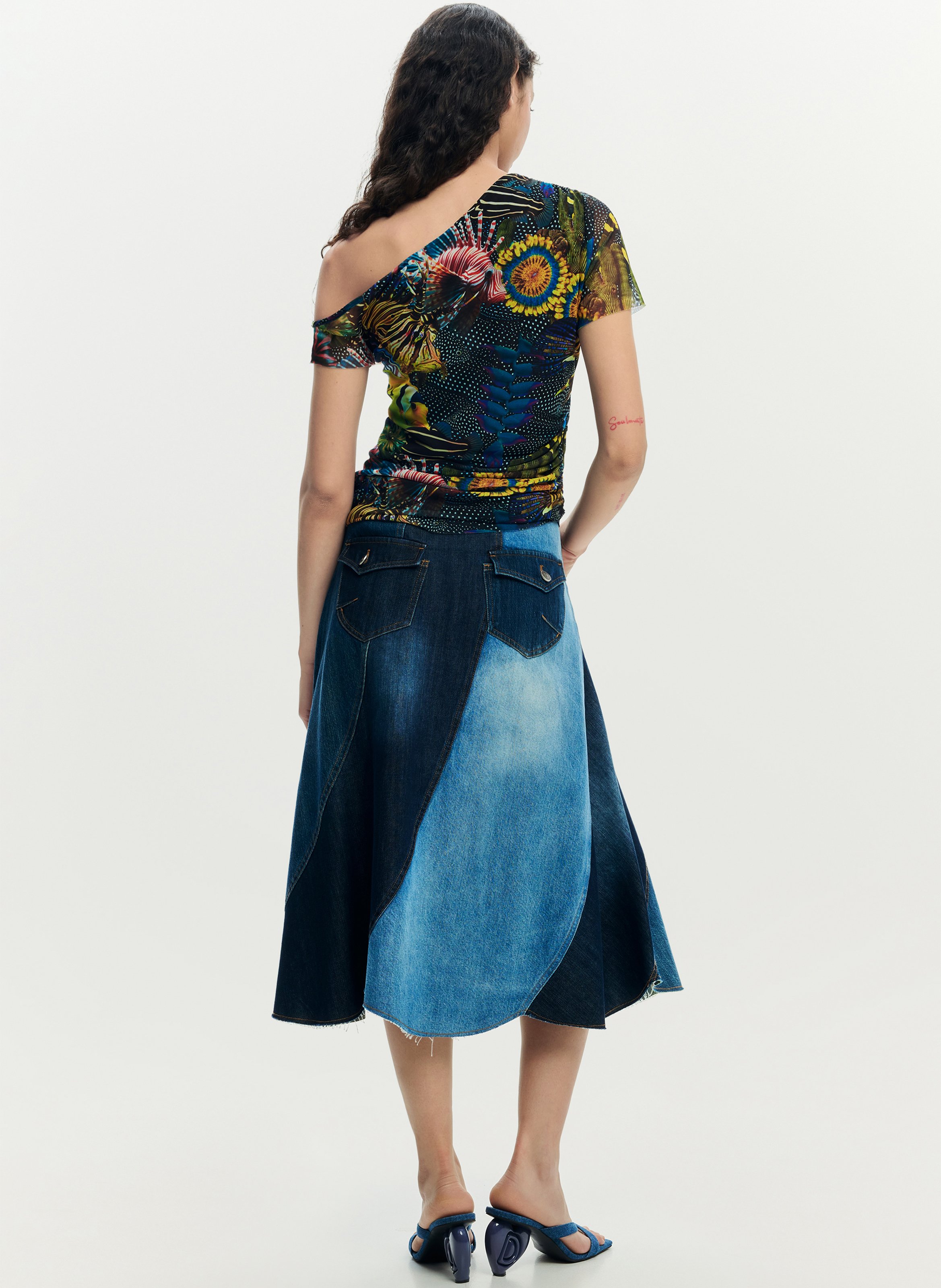 Eng anliegendes asymmetrisches T-Shirt mit Muster DESIGUAL Schwarz