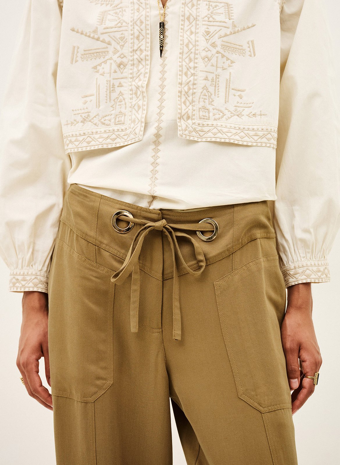Hoch sitzende Fließhose in Uni-Farbe BA&SH Beige