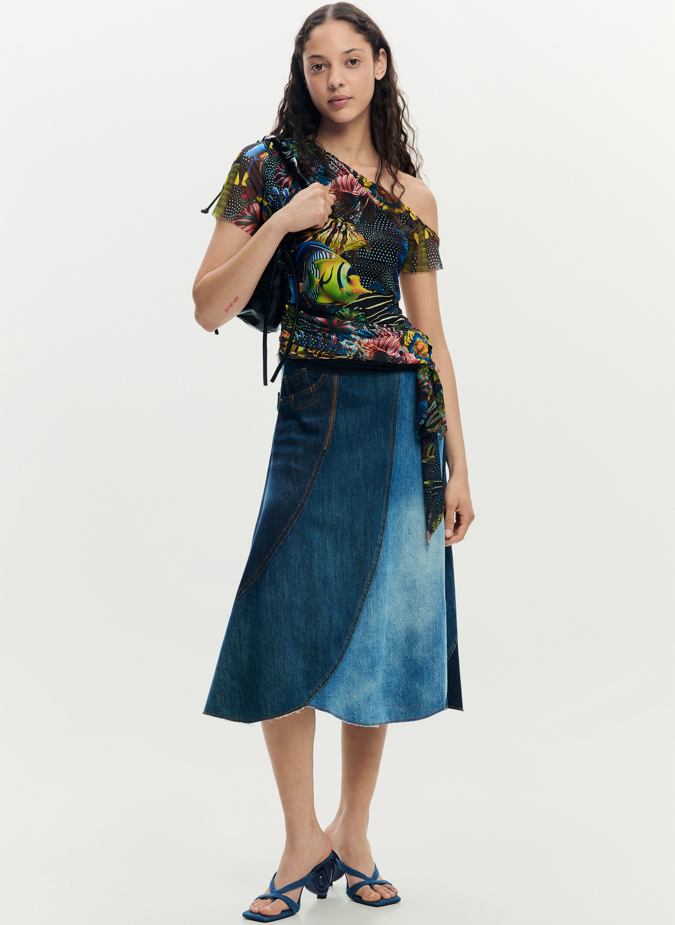 Eng anliegendes asymmetrisches T-Shirt mit Muster DESIGUAL Schwarz