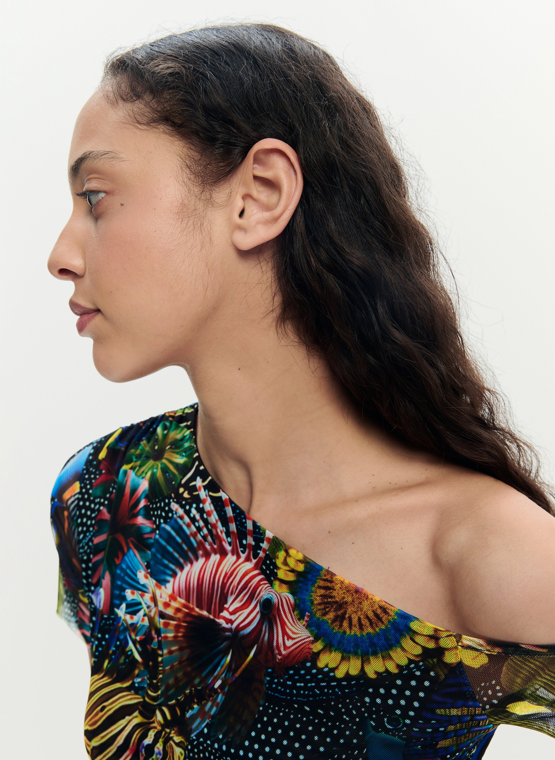 Eng anliegendes asymmetrisches T-Shirt mit Muster DESIGUAL Schwarz