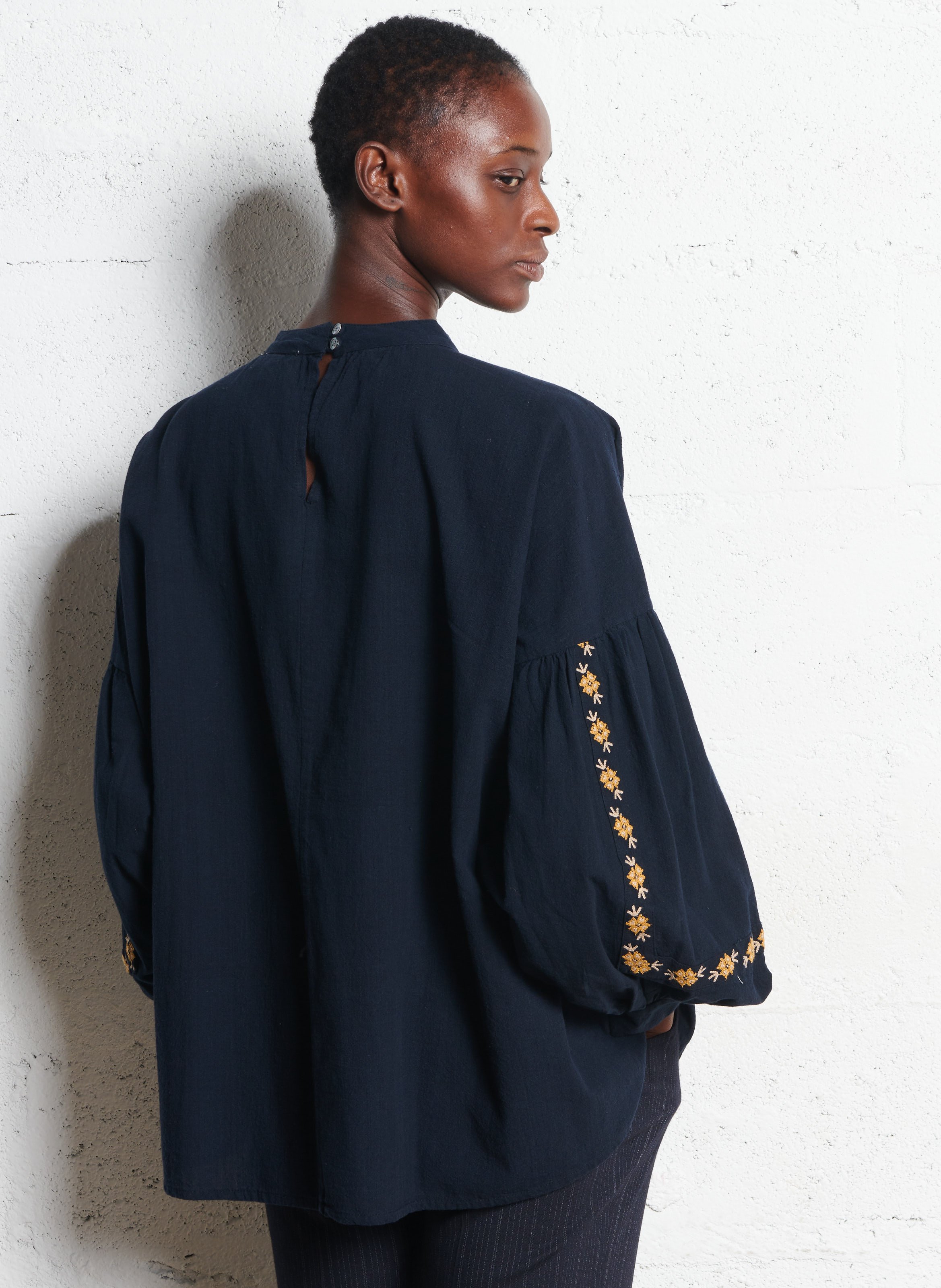 Blusa oversize cuello alto de algodón FEEKA Negro