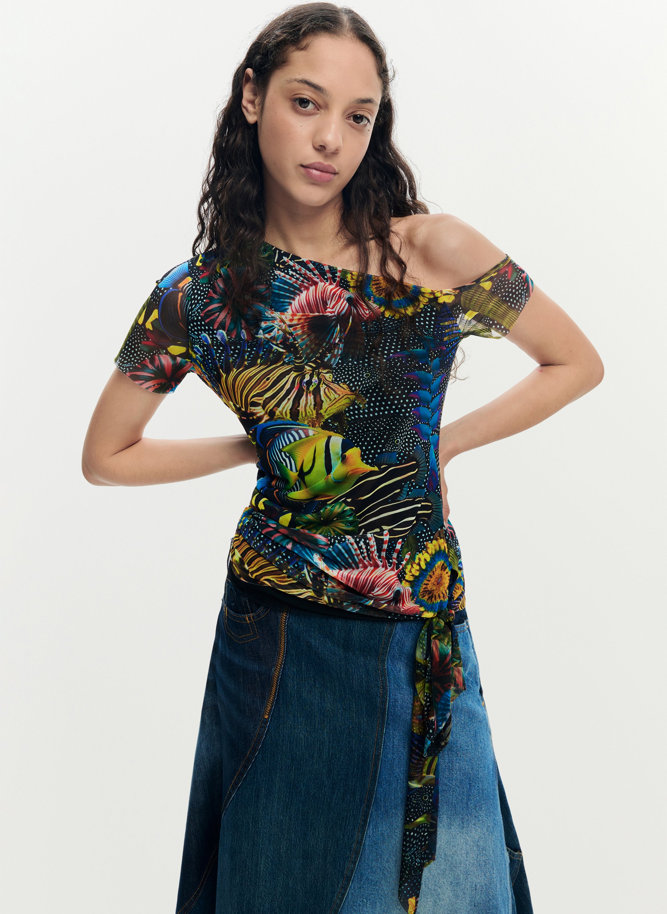 Eng anliegendes asymmetrisches T-Shirt mit Muster DESIGUAL Schwarz