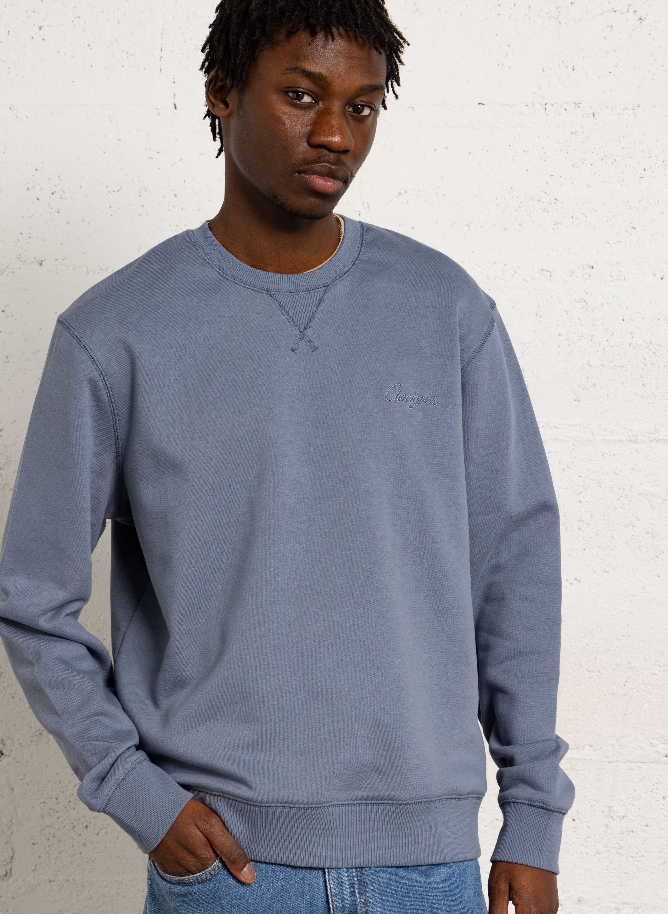 Weiter Pullover mit einfarbiger Stickerei der Marke. CHEVIGNON