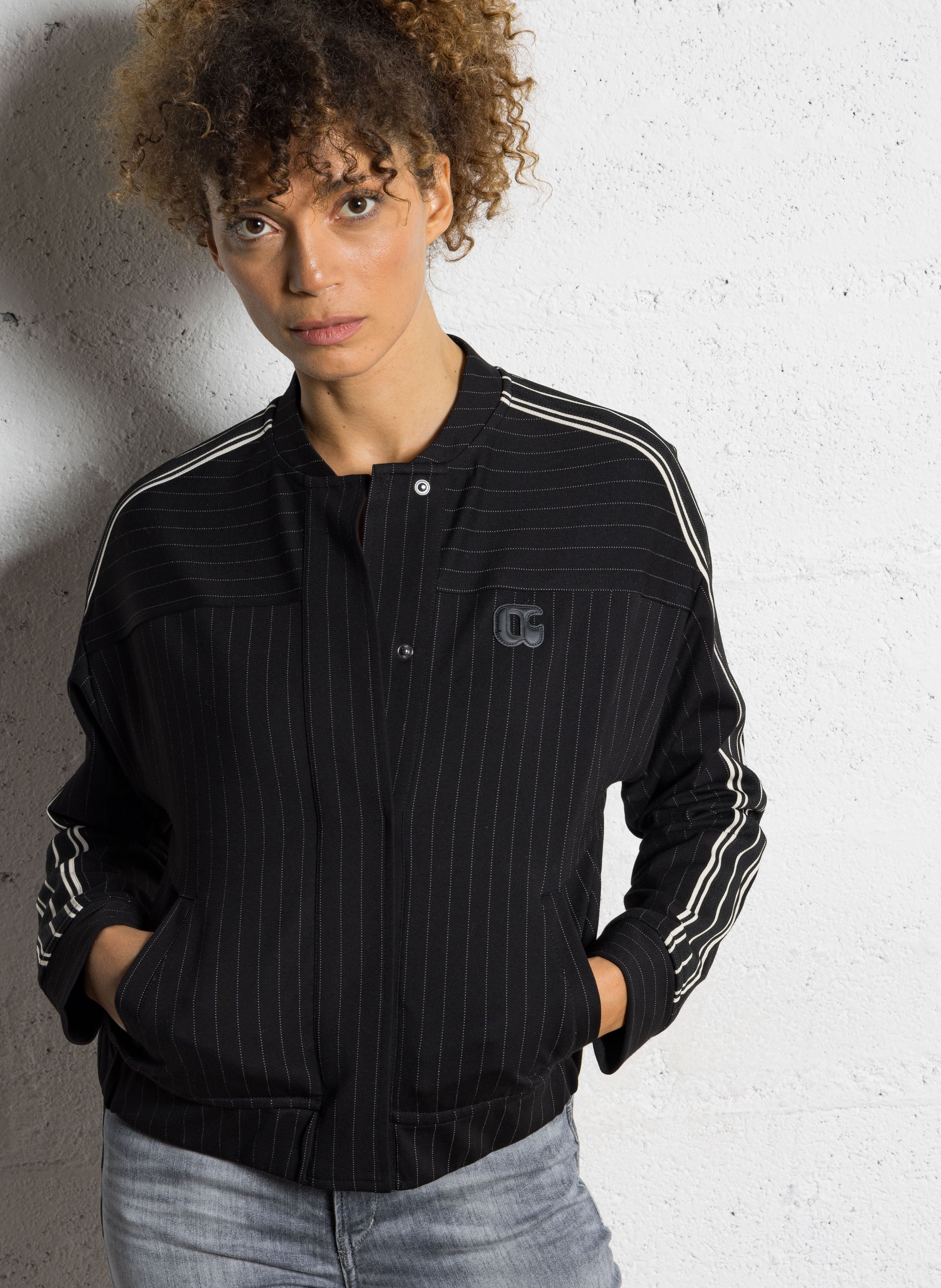 Veste courte à rayures fines LE TEMPS DES CERISES Noir