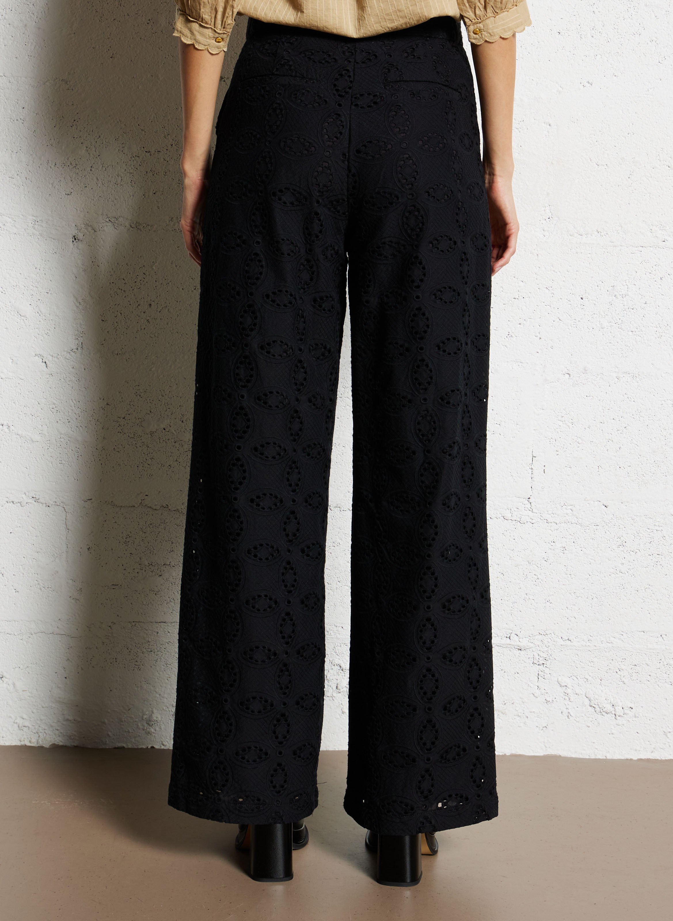 Wijde, katoenen broek met borduursel BELLEPIECE Zwart