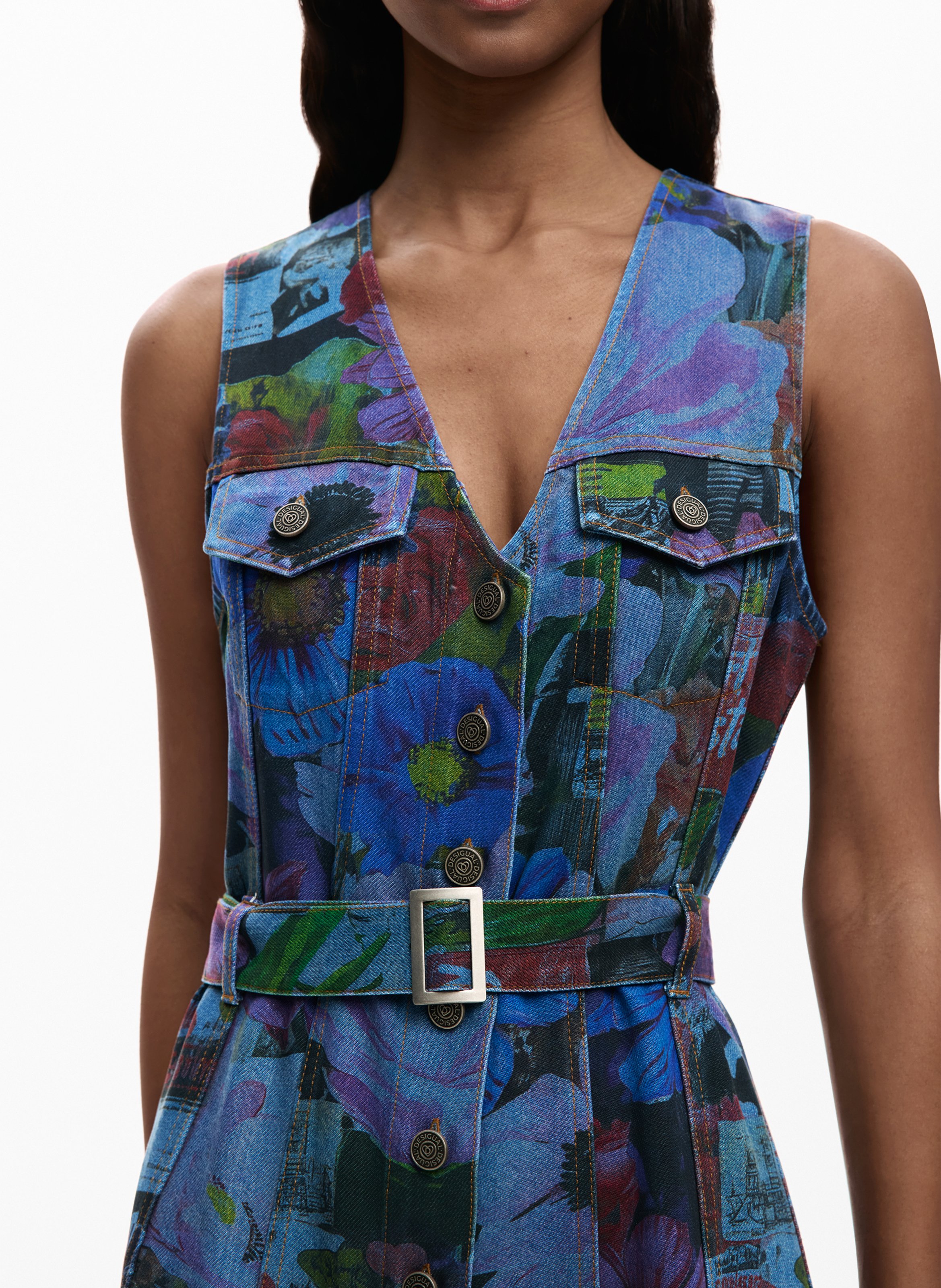 Kurzes tailliertes Kleid aus bedrucktem Denim. DESIGUAL Blau