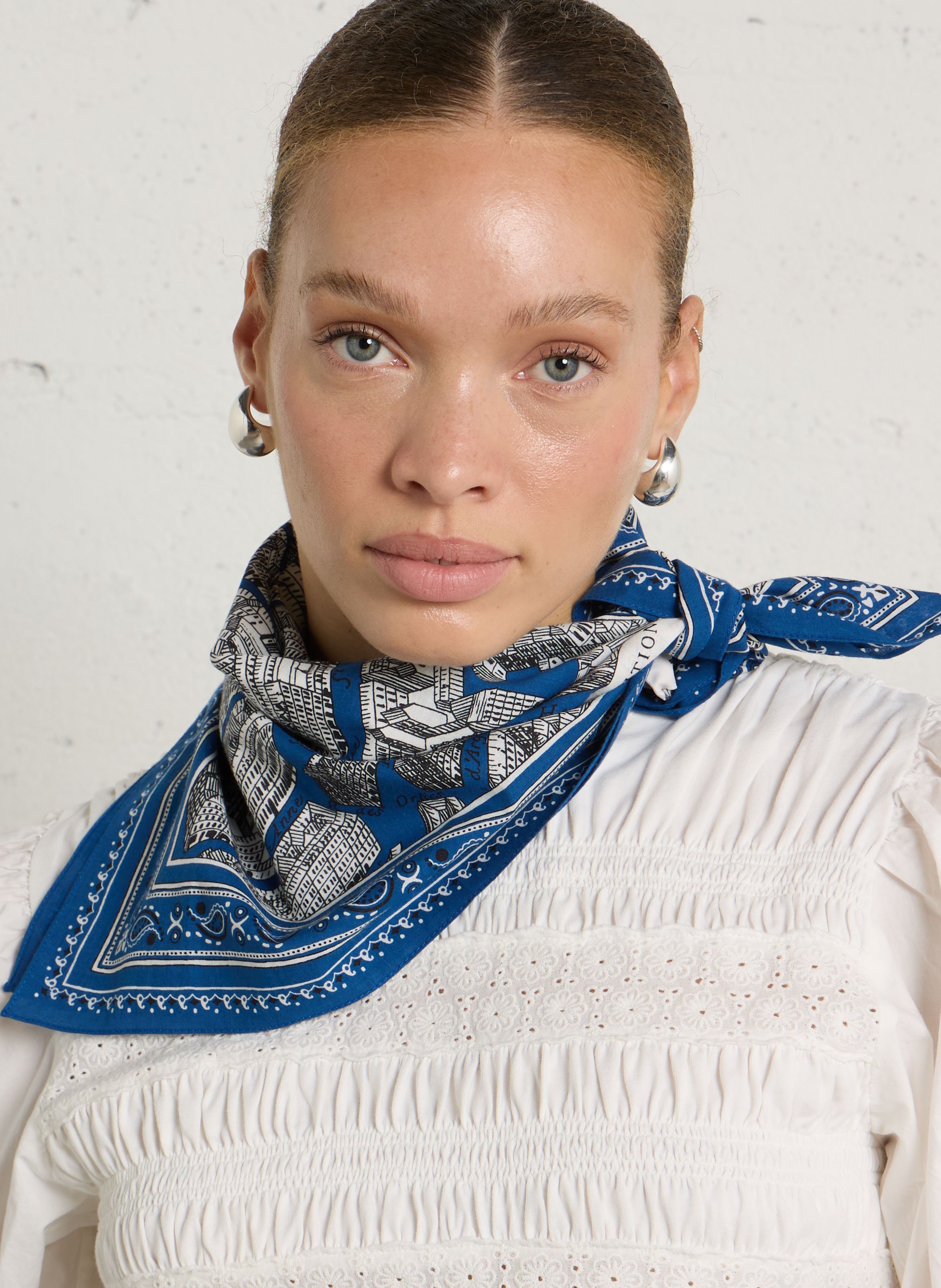 Carré imprimé en coton x Le Louvre INOUI EDITIONS